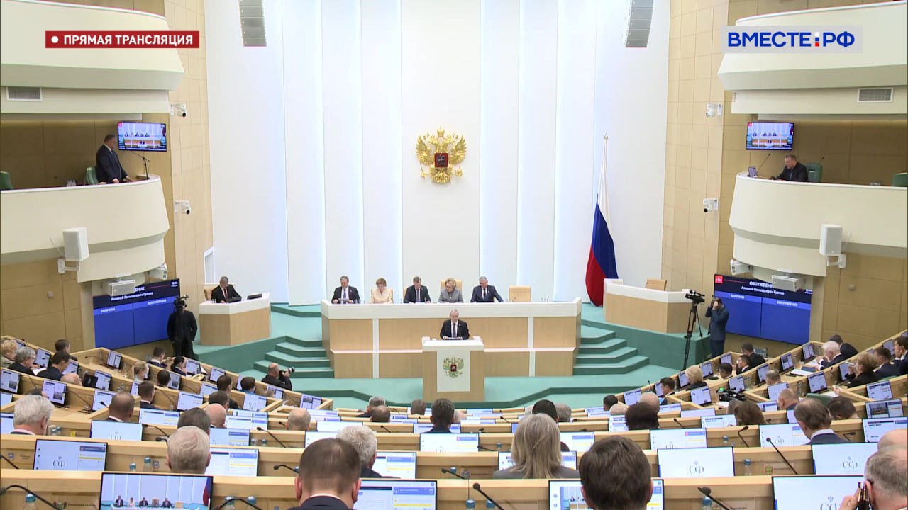 Сенаторы одобрили законодательные поправки которые исключают возможность для банковских платежных агентов самостоятельно проводить идентификацию физических лиц Это защитит граждан от мошеннических действий Банковские платежные агенты это юридические лица или индивидуальные предприниматели привлекаемые кредитными организациями для приема и выдачи наличных денежных средств предоставления клиентам электронных средств платежа и обеспечения возможности использования электронных средств перевода денег В ходе проверок ЦБ выявляет систематические нарушения Получив доступ к персональным данным эти агенты могут осуществлять незаконную деятельность в ущерб гражданам Закон развивает уже принятые нормы направленные на борьбу с мошенничеством и согласуется с положениями второго пакета антифрод мер который в настоящее время рассматривается в парламенте Среди авторов поправок сенаторы Николай Журавлев Анатолий Артамонов Мухарбий Ульбашев Владимир Джабаров и Галина Карелова Подписывайтесь на Вместе РФ в MAX