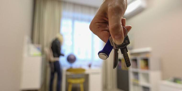 Минфин опроверг ужесточение условий семейной ипотеки  Власти не собираются ужесточать требования к льготной ипотечной программе, ни один банк не перестанет ее выдавать, сообщили в российском Минфине.  Ранее Матвиенко предложила начать выдавать семейную ипотеку только по месту регистрации заёмщика.