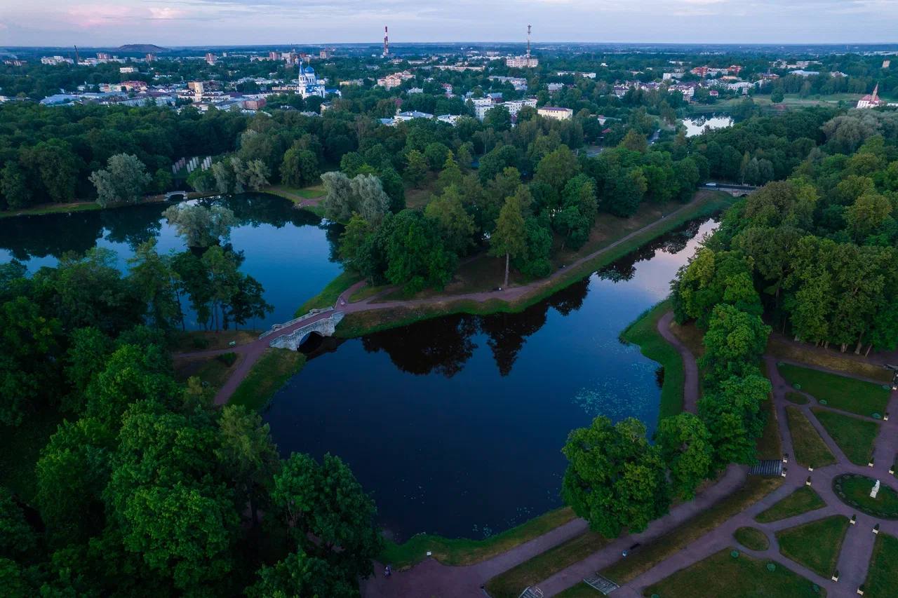 Ленинградская область направит около 35-40 млрд руб. на развитие Гатчины к юбилею региона 1 августа 2027 г. Ленинградская область отмечает 100-летие со дня основания, однако подготовка к юбилею начинается уже в этом году. По указу президента Владимира Путина был создан оргкомитет по подготовке к юбилею региона, курирует организацию праздника Минкультуры РФ. Об этом сообщил губернатор Александр Дрозденко на брифинге для журналистов 25 июля. Власти региона выделили несколько ключевых направлений, приуроченных к празднованию дня основания области. Это масштабная реставрация исторических объектов в столице Ленинградской области – Гатчине, реализация крупных проектов в других районах, а также организация праздничных мероприятий в 2027 г. Одним из ключевых проектов, приуроченных к 100-летию региона, станет комплексное развитие Гатчины – столицы Ленинградской области. Предварительный объем финансирования в проект оценивается в 35-40 млрд руб. в период с 2026 по 2035 гг. Эти средства планируется потратить на масштабные работы по обновлению города – строительство новых объектов и реставрацию старых. Подробнее – в материале на нашем сайте. : Администрация Ленинградской области Подпишитесь на «Ведомости Северо-Запад»