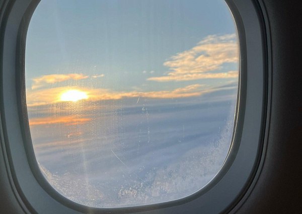 Пьяный хулиган из Улан Удэ хотел в Бангкок но остался в аэропорту Иркутска Ещё до вылета 45 летний мужчина устроил скандал в самолёте материл пассажиров и работников аэропорта В итоге пришлось вызывать транспортную полицию чтобы успокоить дебошира Буйного пассажира сняли с рейса и привлекли к административной ответственности за мелкое хулиганство