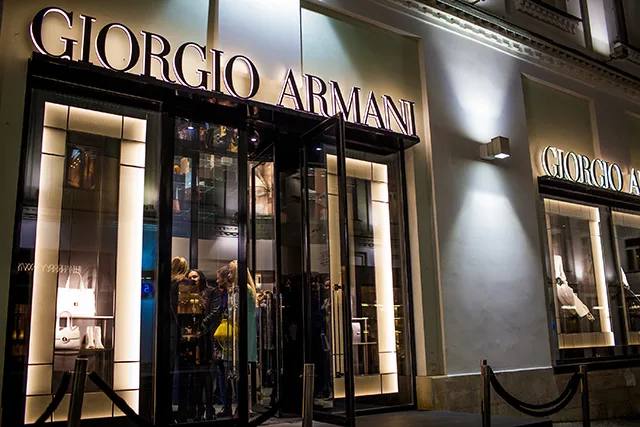 Итальянский антимонопольный регулятор оштрафовал Giorgio Armani  и одну из ее дочерних компаний на €3,5 млн за ложь о заботе о работниках и условиях их труда  В ходе расследования выяснилось, что компании подчеркивали свою приверженность социальной ответственности, включая заботу о работниках и их безопасности. Эти положения были использованы в маркетинговых целях для соответствия ожиданиям потребителей.  В частности,  «компании делали не соответствующие действительности заявления этического характера и о социальной ответственности, которые были представлены неясно, неспецифично, неточно и двусмысленно».  На самом деле компании отдали на аутсорсинг значительную часть производства сумок и кожаных аксессуаров поставщикам, которые, в свою очередь, пользовались услугами субподрядчиков. У этих субподрядчиков в ряде случаев были демонтированы системы безопасности на оборудовании для повышения производительности, что серьезно ставило под угрозу безопасность и здоровье работников. Кроме того, санитарные условия были неудовлетворительными, а работники зачастую были заняты полностью или частично неофициально, «вчерную». « В этой ситуации становится очевидным, что уважение прав  работников и забота об их здоровье  не соответствовали  тем заявлениям об этике и социальной ответственности, которые распространяли Giorgio Armani» , - говорится в вердикте надзорного ведомства.   ОТ, ПБ. Вестник АСИЗ