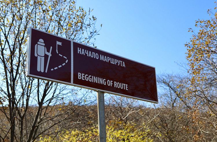 В Находке Приморского края обустраивают экотропу под ярким названием «Тропа осьминога». Она соединит три популярных места отдыха – бухту Прозрачную известную среди местных как озеро Рица , а также пляжи Отрада и Золотари. Её протяжённость – 6,2 километра вдоль скалистого побережья залива Восток. На всём протяжении маршрута будут оборудованы удобные лестницы, деревянные настилы, а также около 20 смотровых площадок с панорамными видами, информационные стенды, вышка для наблюдений и безопасная навигация. Среди главных достопримечательностей, которые смогут увидеть посетители, – живописные виды на остров Аскольд, водопад Хрустальный и эффектную скалу Дракона.