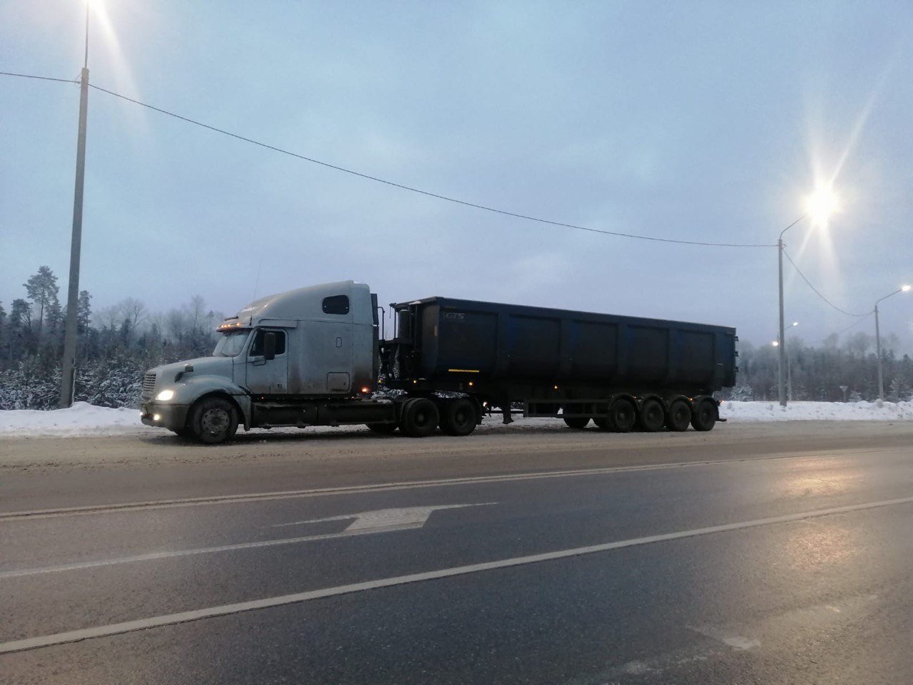 В предновогодье автоинспекторы в Тюменской области освобождают федеральные трассы от опасных водителей, управляющих транспортом под воздействием алкоголя или наркотиков.  На 479-м километре автодороги Тюмень-Ханты-Мансийск инспекторы специализированного взвода полка ДПС Госавтоинспекции отстранили от участия в дорожном движении 48-летнего жителя Югры, ехавшего по трассе на большегрузе "Фрейтлайнер" в Тюмень.    Водитель был трезв, но отказался проходить медицинское освидетельствование на состояние наркотического опьянения. На него составлен административный материал.