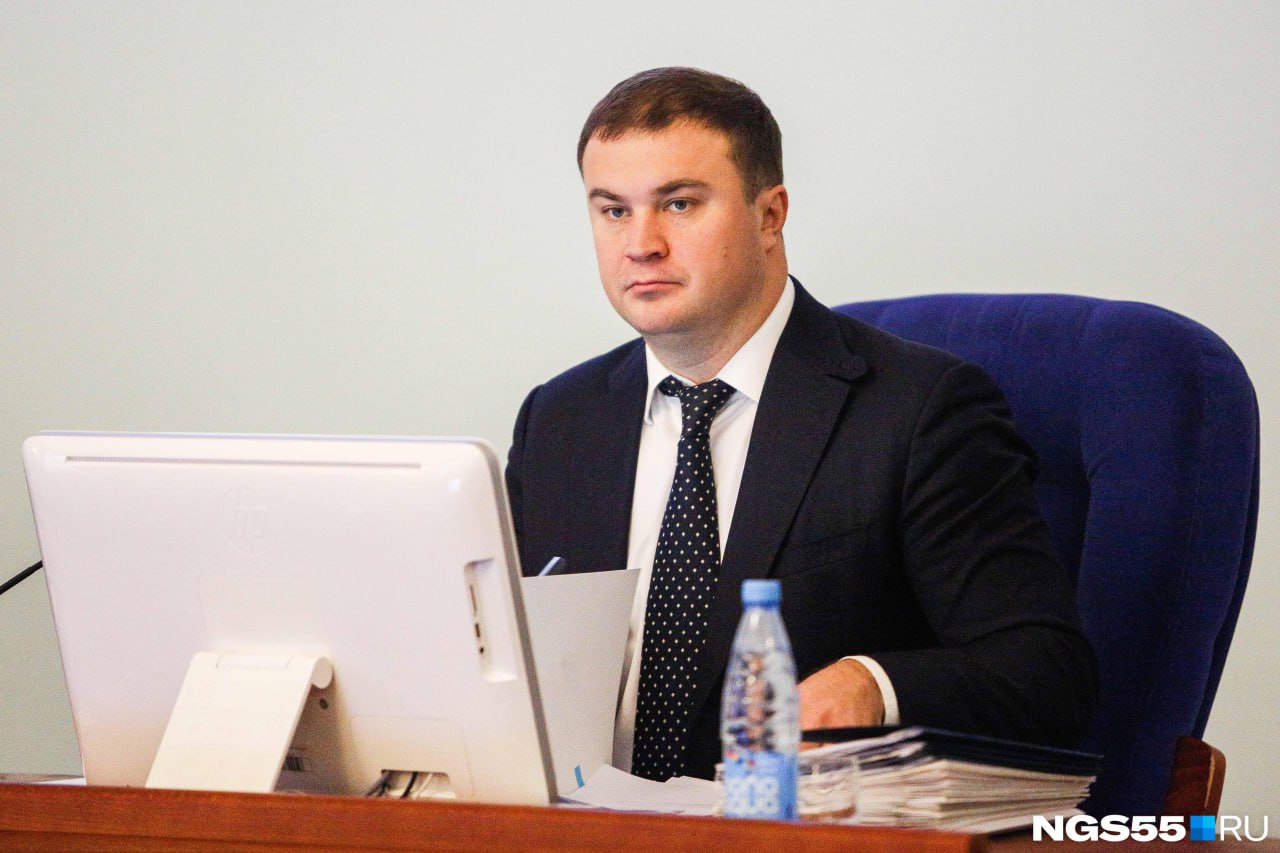 Глава Омской области встретился с Путиным: о чем они говорили  ⏺По словам Виталия Хоценко, в регионе много застарелых проблем. Среди них — большая протяженность грунтовых дорог, ветхое и аварийное жилье. Остро прошлые годы стояла проблема оттока кадров, но темпы постепенно уменьшаются.  «Зарплаты, конечно, выше в соседних регионах, но при этом сегодня у нас оборонка на подъеме. Если у нас до 2022 года 16 предприятий было, 20 тысяч человек, сегодня уже свыше 40 тысяч человек, и мы растем. В том числе оборонка сегодня тянет за собой и зарплаты остальных отраслей экономики», — рассказал глава региона.  ⏺Президент Владимир Путин подчеркнул, что обеспеченность жильем в Омской области еще «хромает».   Тем не менее, многие показатели, например, рост зарплат, промышленного производства и инвестиции в основной капитал увеличиваются.  Виталий Хоценко также пообещал, что аэропорт Омск-Федоровка сдадут к 2028 году.