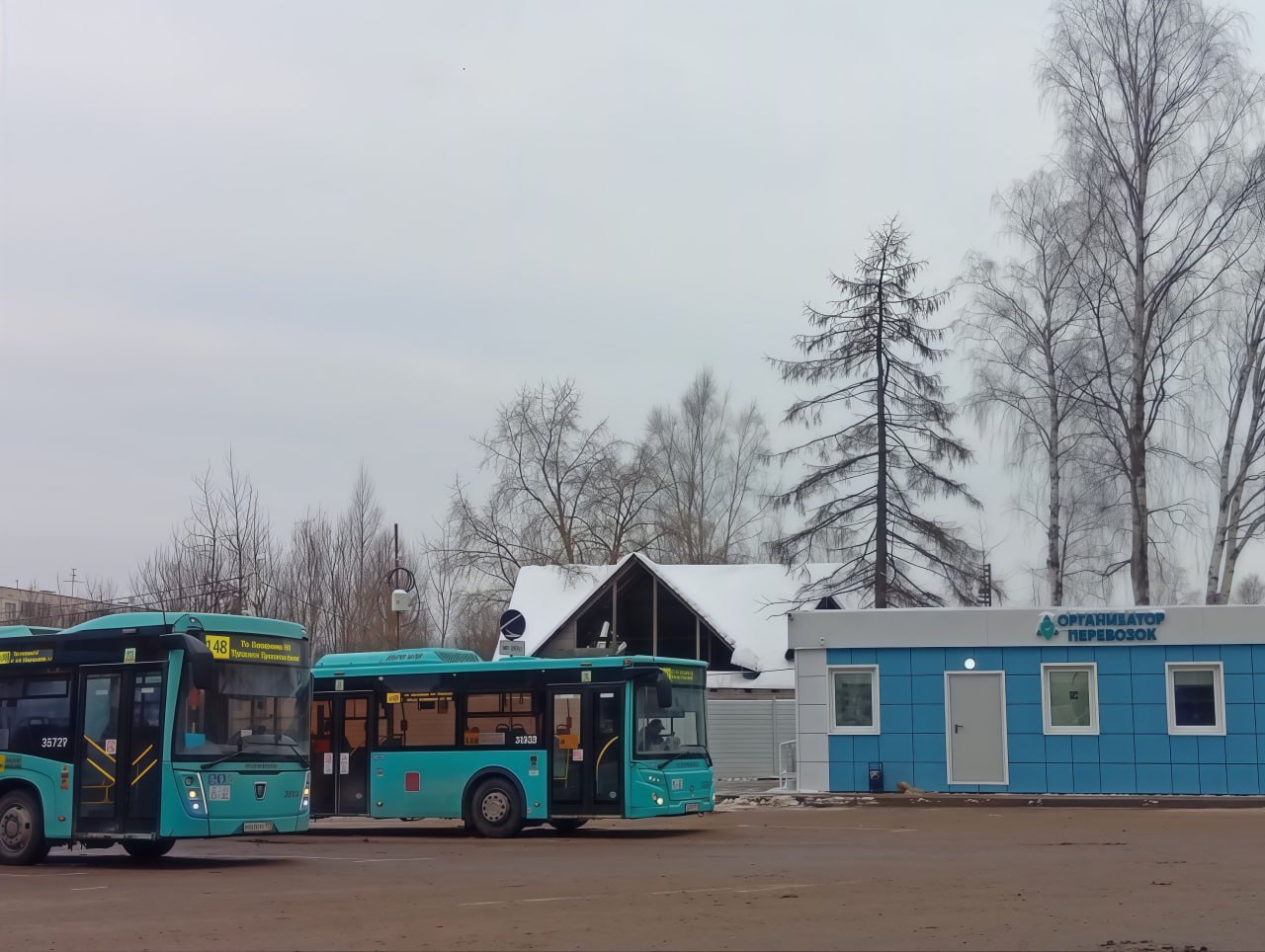 Со стоянки на месте сквера на Заречной улице выехали первые автобусы Открытие анонсировал вчера Организатор перевозок сегодня о запуске станции сообщил телеграм канал Начальник транспортного цеха Детали Отстойно разворотную площадку официально открыли еще в конце декабря но ввели в эксплуатацию только сегодня До новой станции продлили маршруты автобусов 113 и 139 а автобусы 104 148 объединили в один маршрут 148 Что важно знать Больше двух лет жители Парголова жаловались на строительство стоянки для автобусов в одном из немногих местных скверов Жители собирали подписи под обращением к губернатору Петербурга Александру Беглову СК несколько раз возбуждал уголовное дело о халатности против Организатора перевозок и работы ставили на паузу Но прокуратура дело отменяла Давление на жителей В июле троих защитников сквера отправили под домашний арест их обвинили в нападении на сотрудников Организатора перевозок В августе жители Парголова передали в СК коллективное обращение в поддержку арестованных Авторы рассказали Бумаге что на защитников сквера несколько раз нападали неизвестные агрессивные группы На встречу с СК часть защитников не пустили по их мнению администрация наполнила зал подставными людьми Фото телеграм канал Начальник транспортного цеха Подписывайтесь на Бумагу и предлагайте новости
