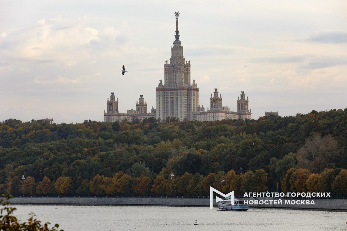 Шпиль на главном здании МГУ на Воробьевых горах капитально отреставрируют, работы уже начались. 58-метровый шпиль с золотой звездой находится на высоте более 200 метров, специалисты уже приступили к зачистке металлоконструкций и ведут подготовку к установке новых стекол. Завершить полный комплекс ремонтных и реставрационных работ на шпиле главного здания МГУ имени Ломоносова планируется в 2026 году. «Москва»