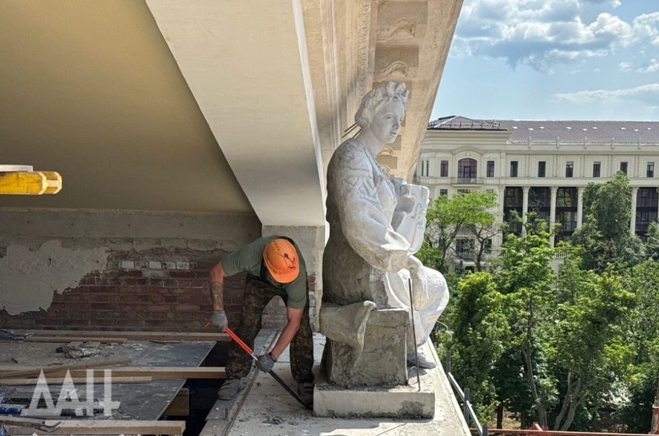 В Мариуполе стартовали работы по установке скульптур на фасаде Русского драматического театра. Специалисты, занимающиеся реконструкцией здания, начали монтаж девяти фигур, которые станут частью новой скульптурной композиции.   Руководитель проекта сообщил, что в настоящее время на площадке уже находятся четыре фигуры, и три из них должны занять свои места на центральном фронтоне театра в ближайшее время. Скульптуры поступают в разобранном виде, и на месте происходит их сборка и установка.  Журналистам была продемонстрирована одна из фигур — скульптура металлурга, которая станет важной частью нового облика театра.