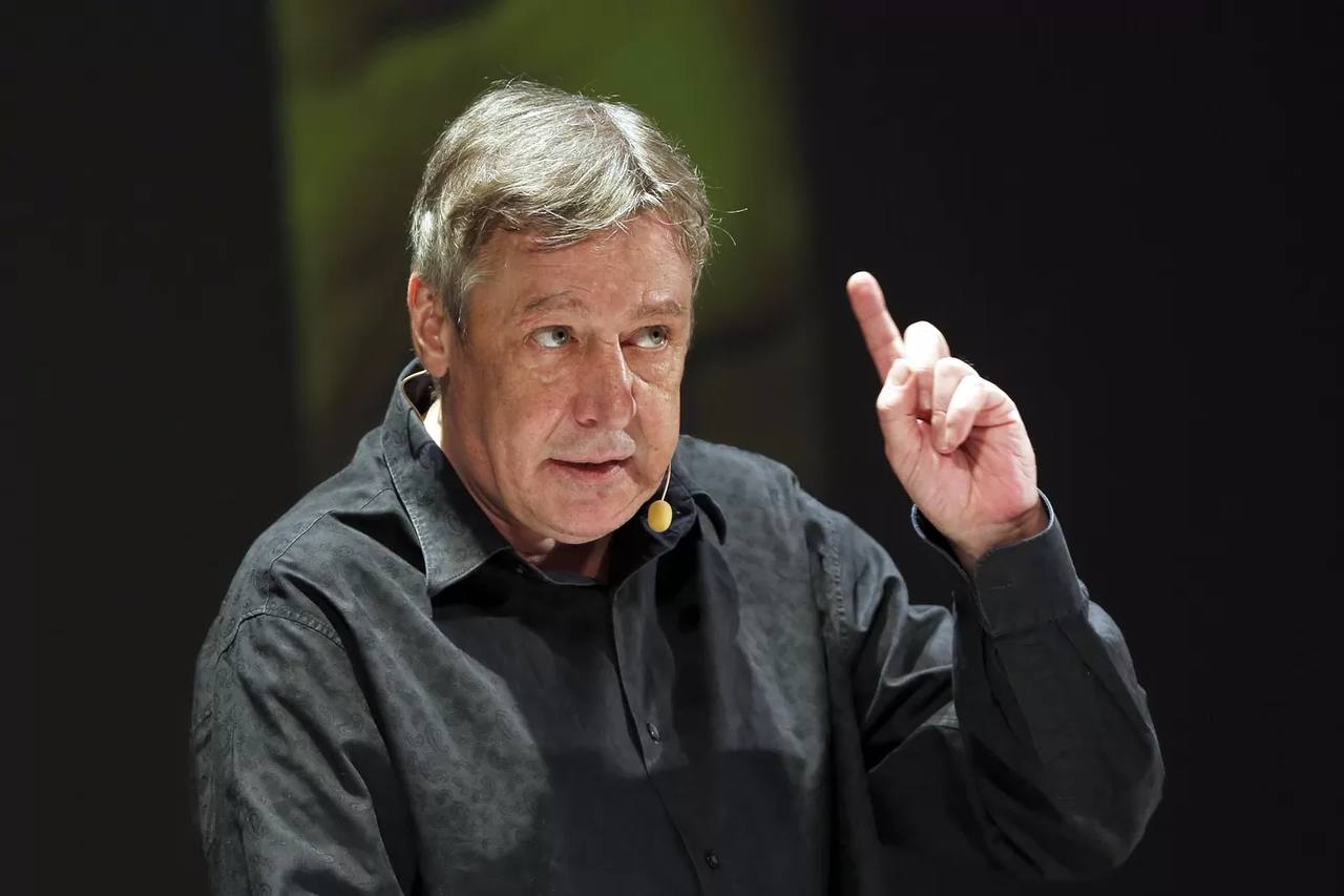 Ефремов отказался от наследства — оформил дарственную на чужую семью  Вышедший на свободу актер Михаил Ефремов решил проявить милосердие и подарил чужой семье трехкомнатную квартиру, которая досталась ему по наследству от дяди. Речь идет о недвижимости, расположенной в доме на Олимпийском проспекте.  Громовы много лет ухаживали за дядей Ефремова — Александром Покровским. Пианист хотел завещать свою элитную квартиру помощникам в знак своей благодарности, однако племянник уговорил его не оформлять завещание, чтобы он мог претендовать на половину жилья. В 2022 году Ефремов вступил в права наследства, и Громовы опасались, что актер сделает их жизнь невыносимой после выхода на свободу, пишет телеканал «360» со ссылкой на SHOT.  Изначально Ефремов планировал выселить Громовых и продать квартиру, но после выхода из колонии изменил свои намерения.  Тем не менее, после освобождения Ефремов изменил свое отношение к ситуации. Он оформил дарственную на квартиру для опекунов своего дяди и оплатил все юридические расходы. Теперь Громовы могут вздохнуть с облегчением, так как они не останутся без жилья.  Напомним, что Ефремов вышел на свободу по УДО в апреле. Вернувшись домой он, как говорят, поругался с женой Софьей Кругликовой и оказался на грани развода. Сейчас супруги живут раздельно.