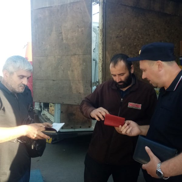В Таганроге прошли мероприятия в сфере соблюдения миграционного законодательства. Сотрудники территориального Отдела по вопросам миграции совместно с коллегами патрульно – постовой службы Управления МВД России по городу Таганрогу в рамках первого этапа комплексной оперативно-профилактической операции «Нелегал-2025» выявили и пресекли незаконное пребывания на территории Российской Федерации иностранного гражданина. Местом проведения мероприятия стала центральная часть города. В ходе осуществления проверочных работ был установлен гражданин 1972 года рождения, который уклонялся от исполнения административного наказания в виде административного выдворения за пределы Российской Федерации в 2023 году. Противоправные действия иностранного гражданина нарушали законодательство Российской Федерации в сфере миграционного контроля и подрывали основы общественной безопасности. По материалам, собранным сотрудниками подразделения по вопросами миграции, выявленный гражданин привлечен к административной ответственности по части 3 статьи 20.25 КоАП РФ с назначением административного штрафа в размере 3000 рублей и помещением в специализированное учреждение для содержания иностранных граждан и лиц без гражданства, подлежащих административному выдворению, депортации или реадмиссии на срок до 48 часов с последующим выдворением за пределы Российской Федерации. #gumvdro #мвд #мвд61 #полиция #ростов #ростовскаяобласть #рейд #УВМ #МиграционноеЗаконодательство #незаконнаямиграция