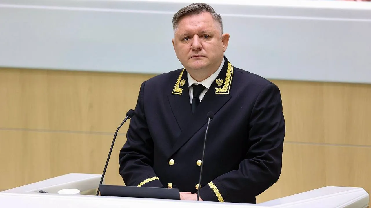 ВККС приняла отставку заместителя председателя ВС председателя Судебной коллегии по экономическим спорам ВС Юрия Иваненко Он подал в отставку по собственному желанию В апреле 2015 года Юрий Иваненко был назначен судьей ВС С октября 2020 года возглавлял 3 й судебный состав Судебной коллегии по экономическим спорам В июле 2024 года был назначен зампредом ВС председателем Судебной коллегии по экономическим спорам