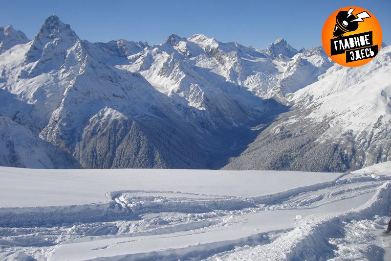 Двое туристов сорвались с ледяного склона в Карачаево Черкесии Группа из 5 туристов направилась в Махарское ущелье их поход не был зарегистрирован На помощь туристам отправились спасатели Главное здесь Подписывайтесь