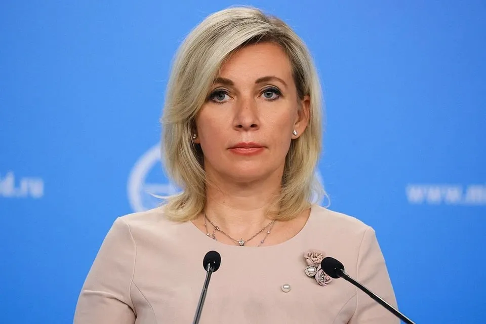 Захарова США насильно выдают гражданство детям сотрудников МИДа России Официальный представитель министерства иностранных дел назвала это инструментом давления на персонал и примером упадка пресловутой американской демократии Американцы стали применять эту практику с 2023 года Сколько детей стали жертвами такой политики Захарова не уточнила Госдеп или те кто стоит за американской дипломатической ширмой начали распространять гражданство США на рождённых в американской юрисдикции детей сотрудников российских консульств до их совершеннолетия буквально насильно под предлогом закреплённого в конституции США права почвы и якобы ограниченного характера консульского иммунитета написала дипломат в колонке для газеты Ведомости Представитель МИДа подчеркнула что действия американских чиновников противоречат как международному так и внутреннему праву США Она объяснила что дипломаты не подпадают под полную юрисдикцию страны пребывани Подписаться на Говорит Москва Telegram VK МАКС