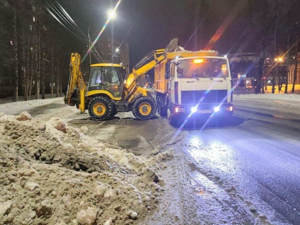 Глава Архангельска: в ближайшие дни усиленный режим работ по уборке города будет сохранён  Глава Архангельска Дмитрий Морев утром проехал по городу и осмотрел состояние тротуаров и дворовых территорий.  По словам градоначальника, в столице Поморья ещё есть объекты, на которых не видно следов обработки песком.  В связи с гололёдом этой ночью в городе работала не только резервная механизированная техника по скалыванию льда, пескоразбрасыватели, но и оперативно вызванные бригады дворников, которые в режиме нон-стоп устраняли ледяную корку на пешеходных переходах, в местах остановок общественного транспорта, тротуарах.  По словам Морева, МДУ ежечасно обрабатывает улично-дорожную сеть от гололёда, механически снимает накат льда на общественных территориях, обрабатывает тротуары песком. Усилена его подача — около 300 тонн в сутки расходуется на устранение гололёда. Днём задействовано более 30 единиц техники, в том числе и специализированной — минипогрузчики, тракторы, пескоразбрасыватели.  Фото архгорадмина