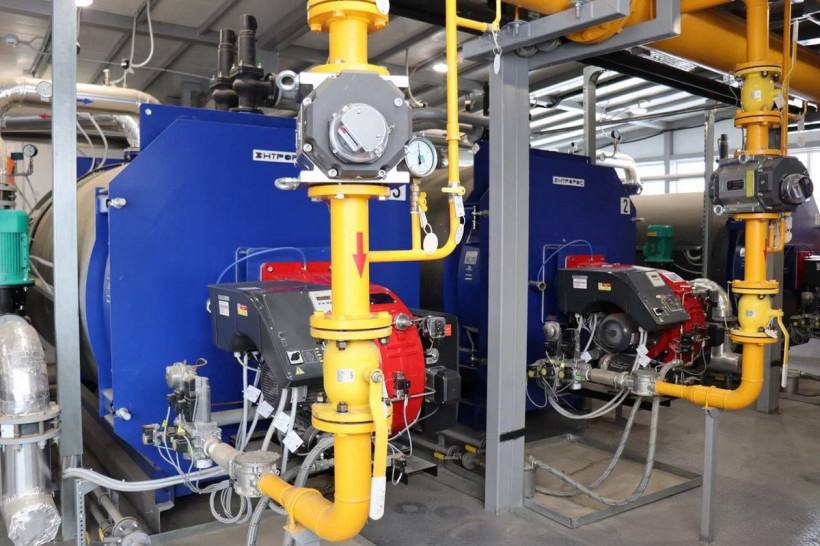 В поселке Аэропорт в 2027 году начнут строительство новой газовой котельной Она обеспечит теплом семь многоквартирных домов один соцобъект и ряд других зданий заменив угольную котельную Эта газовая котельная станет уже второй в поселке Аэропорт С конца 2025 года объект ЖКХ на природном газе обеспечивает теплом комплекс зданий аэропорта Благовещенска который раньше топился дизелем Новая фабрика тепла станет быстровозводимой котельной блочно модульного типа Она будет состоять из нескольких функциональных блоков заводской готовности что позволяет сократить сроки монтажа и ввода в эксплуатацию ampravda