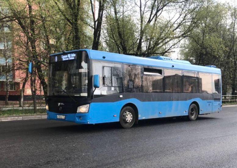 Грядут изменения в расписании и маршрутах транспорта в Лобне Как сообщила глава города Анна Кротова, отзывы жителей по поводу транспорта учитываются, и это отражается в том числе на расписании и маршрутах. В летний период маршрут №17 будет работать по графику выходного дня. С учетом уменьшения количества рейсов, было принято решение снять с этого маршрута два автобуса и добавить их на маршрут №1. В День Святой Троицы 8 июня на Луговское кладбище будет организован заезд автобуса №5. К сентябрю планируется запустить новый маршрут №9К: он будет двигаться от пр. Шадунца до станции Лобня через улицы Заречная, Авиационная, Борисова и Ленина. В обратную сторону – от станции Лобня до проезда Шадунца по улице Некрасова и Букинскому шоссе. На станции «Лобня» продолжаются работы по ремонту покрытия на платформах. На следующей неделе специалисты приступят к демонтажу деревянного настила. Идут работы по внутренней покраске пешеходного моста, после их завершения на переходе проведут влажную уборку.