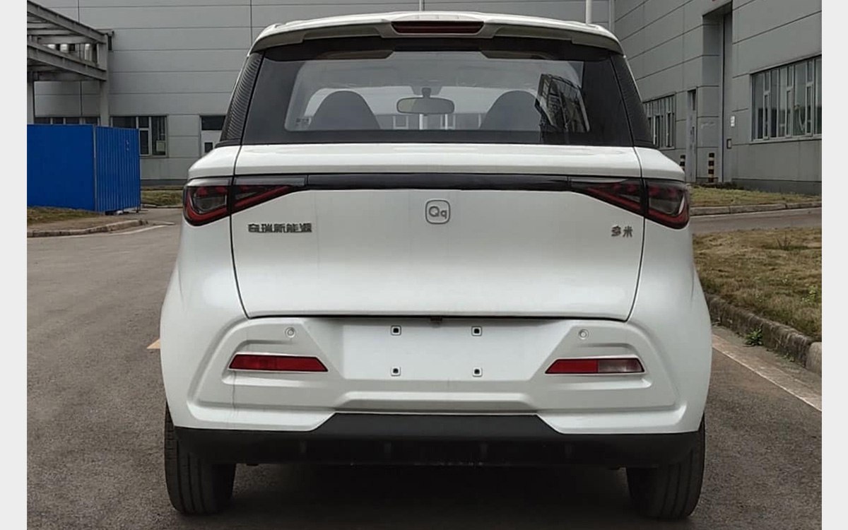 В Китае представили новый пятидверный хетчбэк Chery QQ Duomi, который стал третьей компактной моделью в линейке Chery после QQ Ice Cream и Little Ant. Новый QQ Duomi отличается от других моделей линейки тем, что имеет пятидверный кузов, тогда как другие модели, такие как Ice Cream, Little Ant и Unbounded Pro Wujie Pro , представляют собой трехдверные хетчбэки. Дизайн новинки выделяется светодиодными фарами спереди, которые собраны в единый блок, а также контрастными стойками черного цвета, создавая эффект «парящей» крыши. Сзади автомобиль оснащен светодиодными фонарями во всю ширину кузова, а на крышке багажника красуется логотип QQ, который имеет особое значение для Chery, поскольку он отсылает к оригинальному городскому автомобилю Chery QQ 2003 года выпуска. Под капотом QQ Duomi находится электродвигатель мощностью 53 л.с. Возможно, в будущем будет представлена и более мощная версия хетчбэка, но пока информации об этом нет. Новый Chery QQ Duomi может стать интересным вариантом для покупателей, которые ищут компактный и экономичный автомобиль. Ждете такой в России?