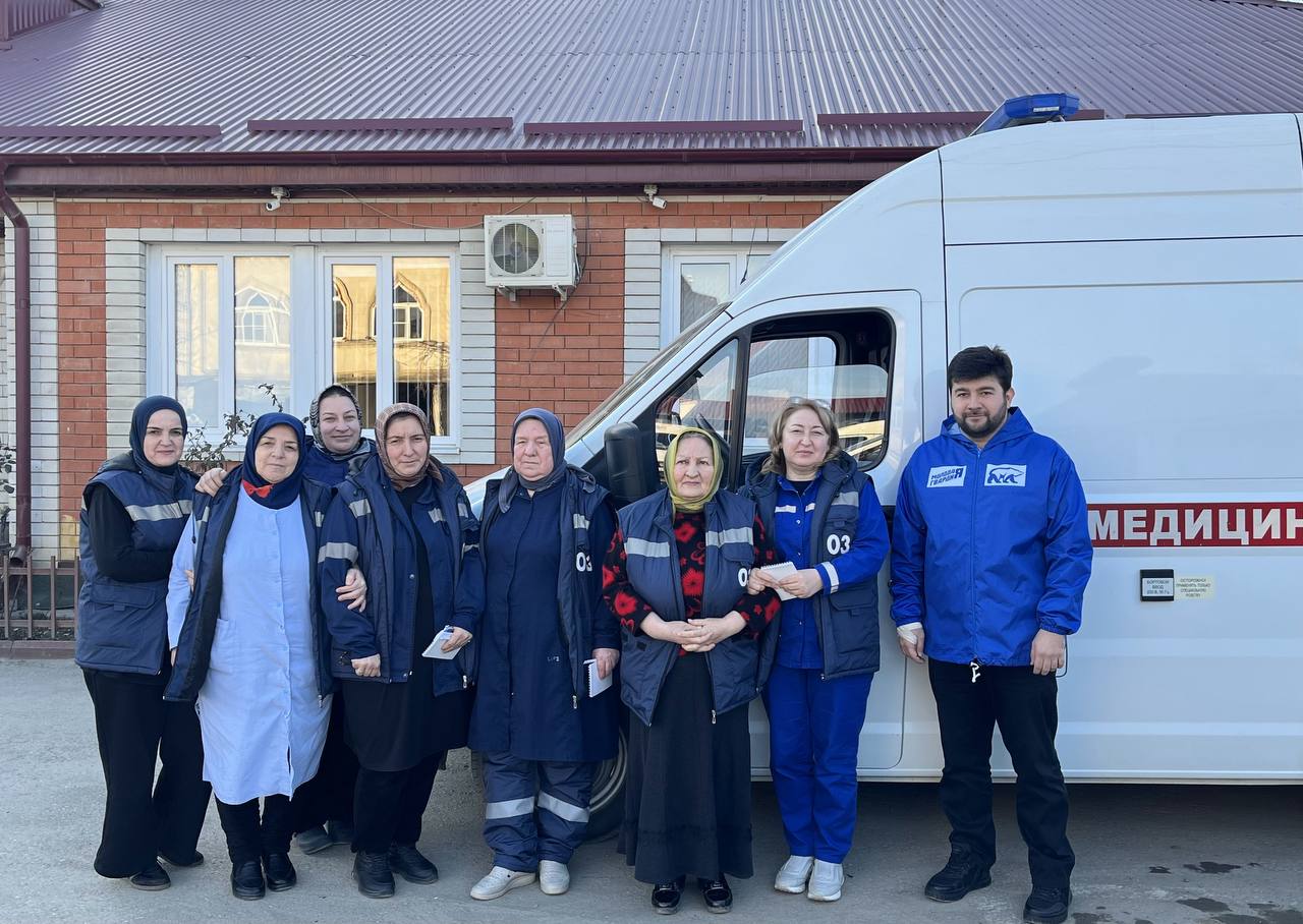 В Кизилюрте фельдшеров поздравили с профессиональным праздником Руководитель Кизилюртовского отделения Молодая Гвардия депутат Собрания депутатов г Кизилюрт Ринат Курахов в День фельдшерапосетил медучреждения города чтобы поздравить представителей одной из самых важных и ответственных профессий фельдшеров  Встречаясь с коллективами Ринат Кураховвыразил искреннюю благодарность медикам за их нелегкий труд милосердие и верность долгу Он отметил что фельдшеры находятся на передовой борьбы за здоровье людей первыми приходят на помощь в экстренных ситуациях и часто работают в условиях высоких нагрузок Ваша работа требует не только глубоких знаний и выдержки но и огромной душевной теплоты Спасибо вам за спасенные жизни за терпение и за то что вы всегда на посту Желаю Вам крепкого здоровья семейного благополучия и успехов в вашем благородном деле обратился депутат  Ринат Курахов вручил фельдшерам памятные подарки и пожелал им мирного неба и дальнейших профессиональных побед