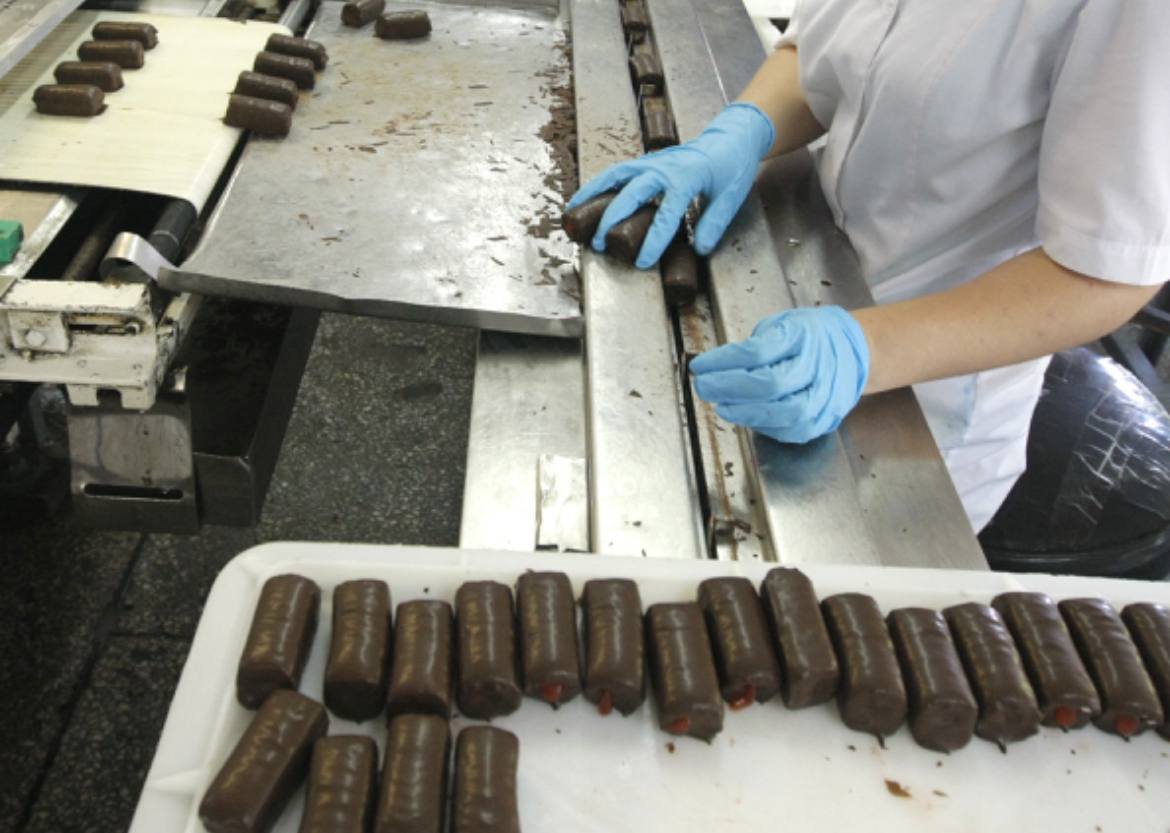 Ростагрокомплекс пытается вернуть в суде права на сырки Б Ю Александров Арбитражный суд Москвы рассматривает иск ООО Ростагрокомплекс о возврате прав на товарный знак Б Ю Александров Ответчиками по делу выступают наследники бизнесмена Бориса Александрова включая его детей и бывшую супругу Этот случай поднимает важные вопросы о наследственных правах и защите брендов в России Подробнее в материале ДП по ссылке ТАСС Валерий Матыцин Подписаться на ДП в Telegram MAX