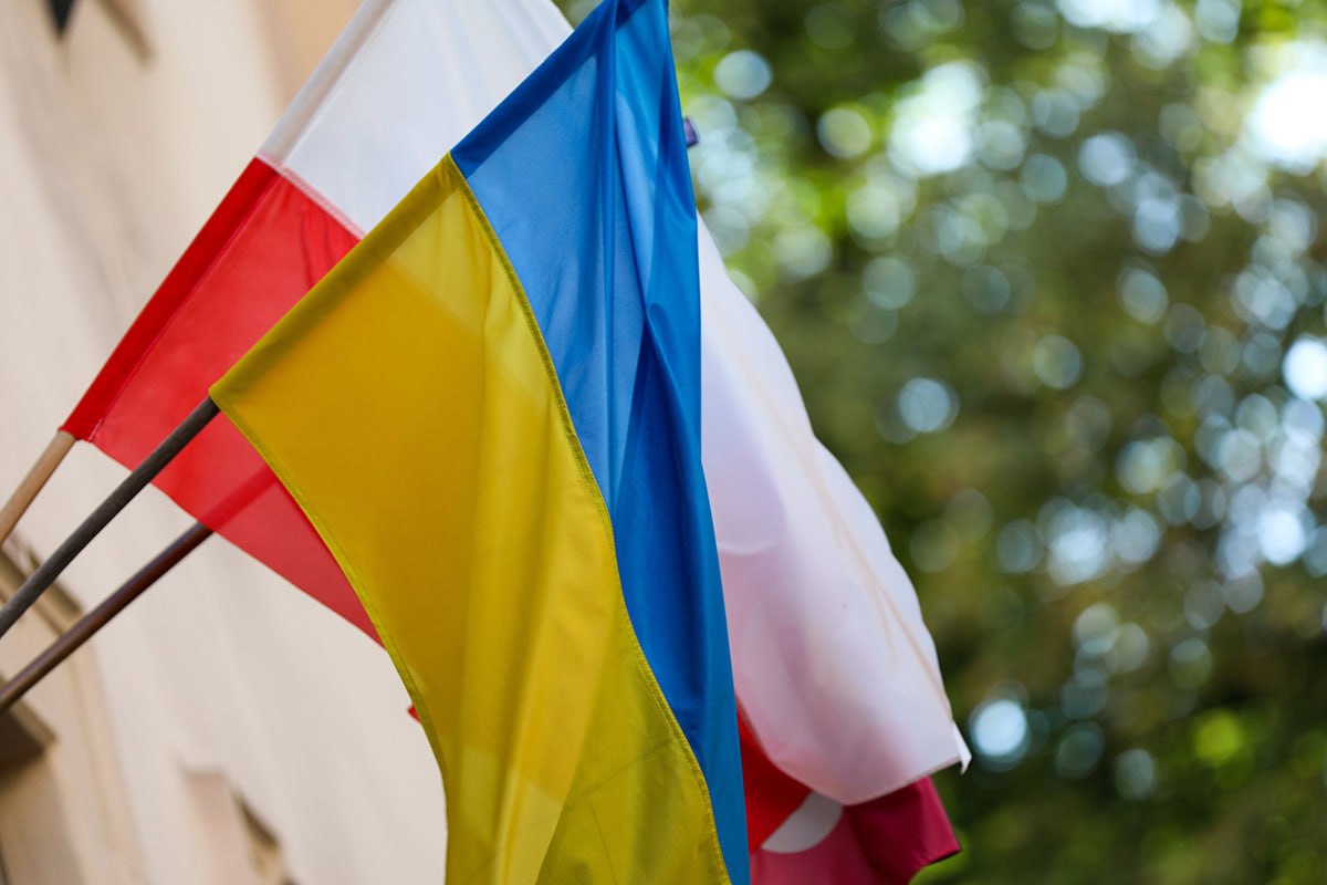 Польша усилила контроль за переводами украинцев Налоговые органы Польши начали проверять даже небольшие денежные переводы поступающие украинским гражданам без указания цели Регулярные поступления без объяснений могут быть признаны незарегистрированным доходом что грозит блокировкой банковского счёта Срок блокировки может составлять до 72 часов а в сложных случаях до трёх месяцев Мировая кухня