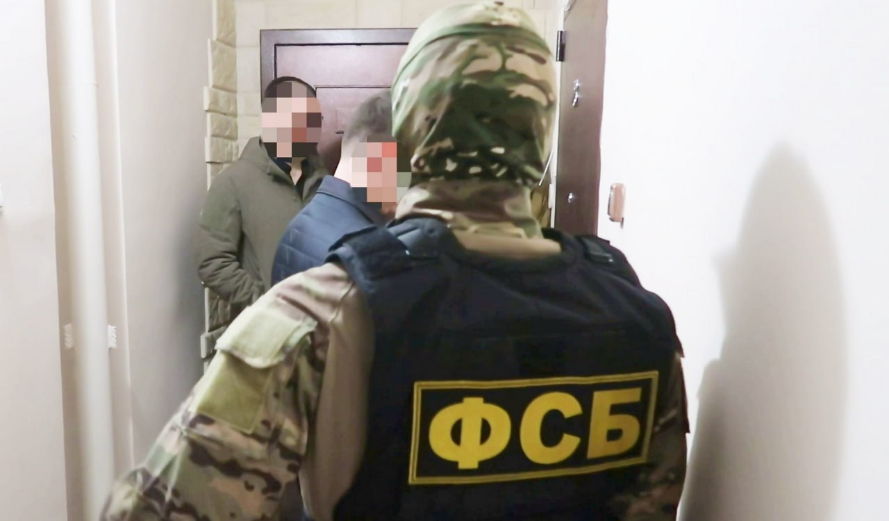 И снова коррупционный скандал.   Сотрудниками ФСБ задержана женщина, которая на протяжении 5 лет возглавляла Оренбургстат: ведомство, которое точно знает, сколько зарабатывают жители региона, сколько килограммов какой продукции они производят и в каких условиях живут.   Возбуждено уголовное дело о мошенничестве. Сама схема не новая и довольно популярная: по версии следствия, 14 подчиненных чиновницы получали премии, которые отдавали ей якобы на нужды организации; при этом в реальности тратила деньги по своему усмотрению. Всего таким образом в карман начальницы набежало больше 6 миллионов рублей — сумма не рекордная, но солидная.   Личность задержанной не раскрывается, но известно, что с 10 сентября 2020 по 16 декабря 2024 года Оренстат возглавляла Татьяна Соломко.   Напомним, что недавно по подозрению в получении взяток был задержан Константин Федоров, директор регионального Центра госкадастра  являющийся к тому же заместителем председателя областной Общественной палаты.