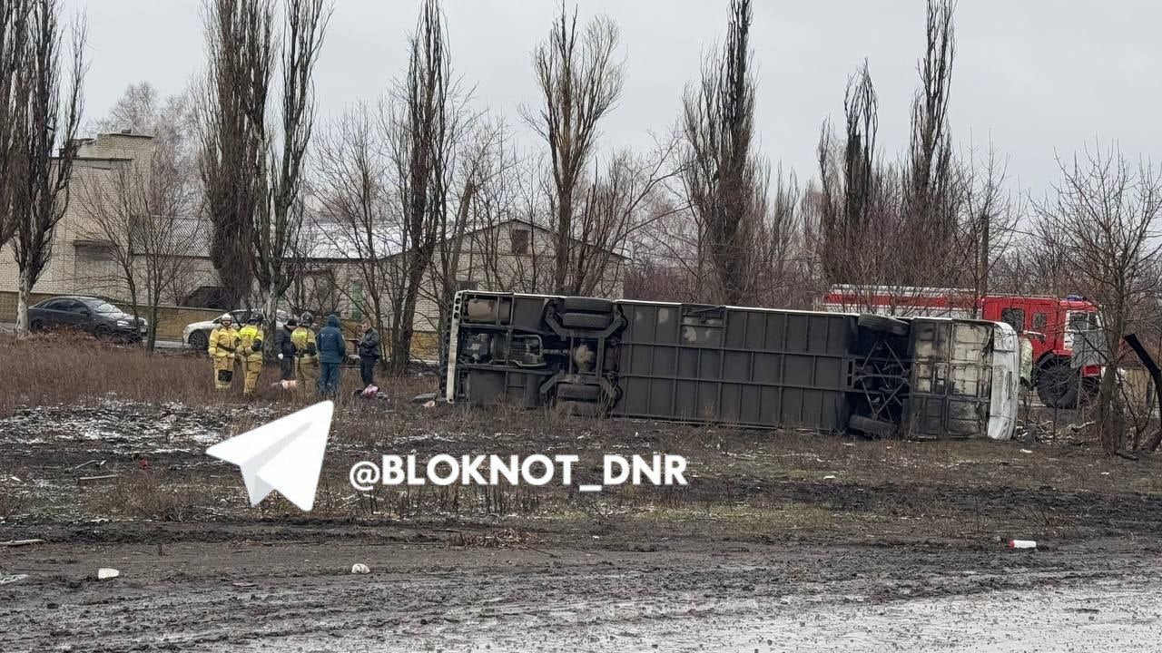 Пассажирский автобус перевернулся в Иловайске: есть погибшие и пострадавшие  ЧП случилось сегодня в 5.30 утра в Иловайске. Пассажирский автобус "Краснодар-Донецк" опрокинулся на бок. В салоне находилось 37 человек.   Трое погибли, 27 пострадали, в числе пострадавших четверо детей, сообщает "Интерфакс" со ссылкой на экстренные службы.  ДТП случилось в районе ПМС  Путевой машинной станции , рядом с трассой. По предварительной информации, 59-летний водитель автобуса не учел погодные условия — утром шел снег с дождем, не выбрал безопасную скорость.   В результате не справился с управлением, выехал на встречную полосу и опрокинулся. На месте ДТП работают сотрудники Госавтоинспекции.