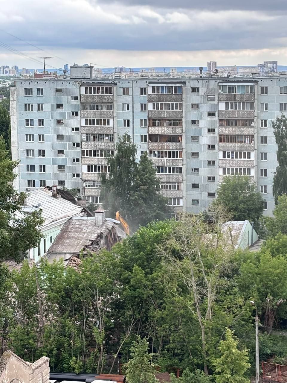 В Авиастроительном районе Казани начали сносить историческое здание бывшего клуба строителей, построенное в стиле сталинского неоклассицизма. О нём вчера писали многие телеграм-каналы, в том числе упоминали и мы. Памятник Ленину спасти смогли, а здание пошло под снос. Теперь на его месте построят очередную жилую высотку. Известно, что виновником сноса исторического здания является компания-застройщик ООО «Зенит-инвест». PS. Фото сделано одним из жителей окрестного дома.