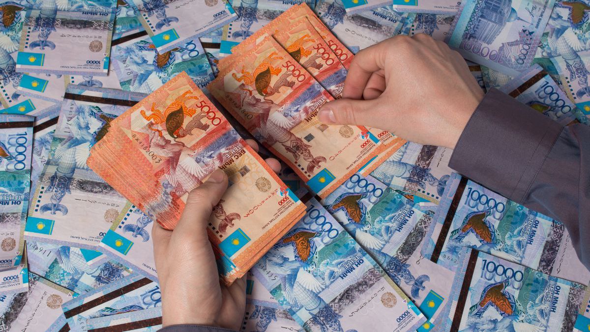 Госдолг Казахстана составляет 31,9 трлн тенге — Минэкономики разъяснило ситуацию По состоянию на 1 апреля 2025 года государственный долг Казахстана составил 31,9 трлн тенге, что эквивалентно 21% от валового внутреннего продукта. Об этом сообщил министр национальной экономики Мади Такиев в ходе заседания Совета по экономической политике. По словам главы ведомства, уровень госдолга остаётся управляемым и не вызывает опасений у международных финансовых институтов. «Как отмечают рейтинговые агентства, наш государственный долг не является высоким, он контролируем и не представляет риска для макроэкономической стабильности», — отметил Такиев. Подробнее Фото:Canva /CMN_KZ