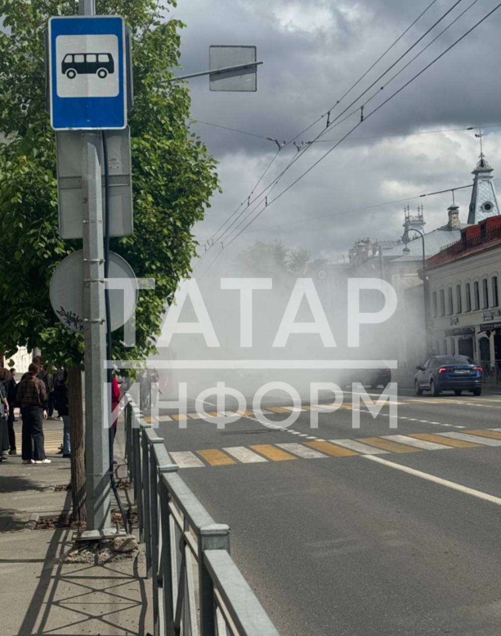 На улице Гоголя в Казани задымился автобус на остановке По словам очевидцев, автобус стоит на аварийках и из него выходят люди. На кадрах с места виден густой дым. Обстоятельства произошедшего выясняются. Подпишитесь: