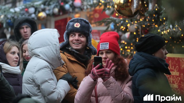 Большинство российских туристов встречают Рождество в поездке по стране  Около 52% путешественников забронировали отели на 6-8 января в городах России, сообщили РИА Новости в OneTwoTrip.  Самыми популярными направлениями внутри страны стали:    Москва — 22,3% бронирований.    Сочи — 14,7%.    Санкт-Петербург — 10,2%.  Чаще всего путешественники выбирали четырехзвездочные отели. Средняя стоимость ночи — 11 тысяч рублей.  #Россия #туризм