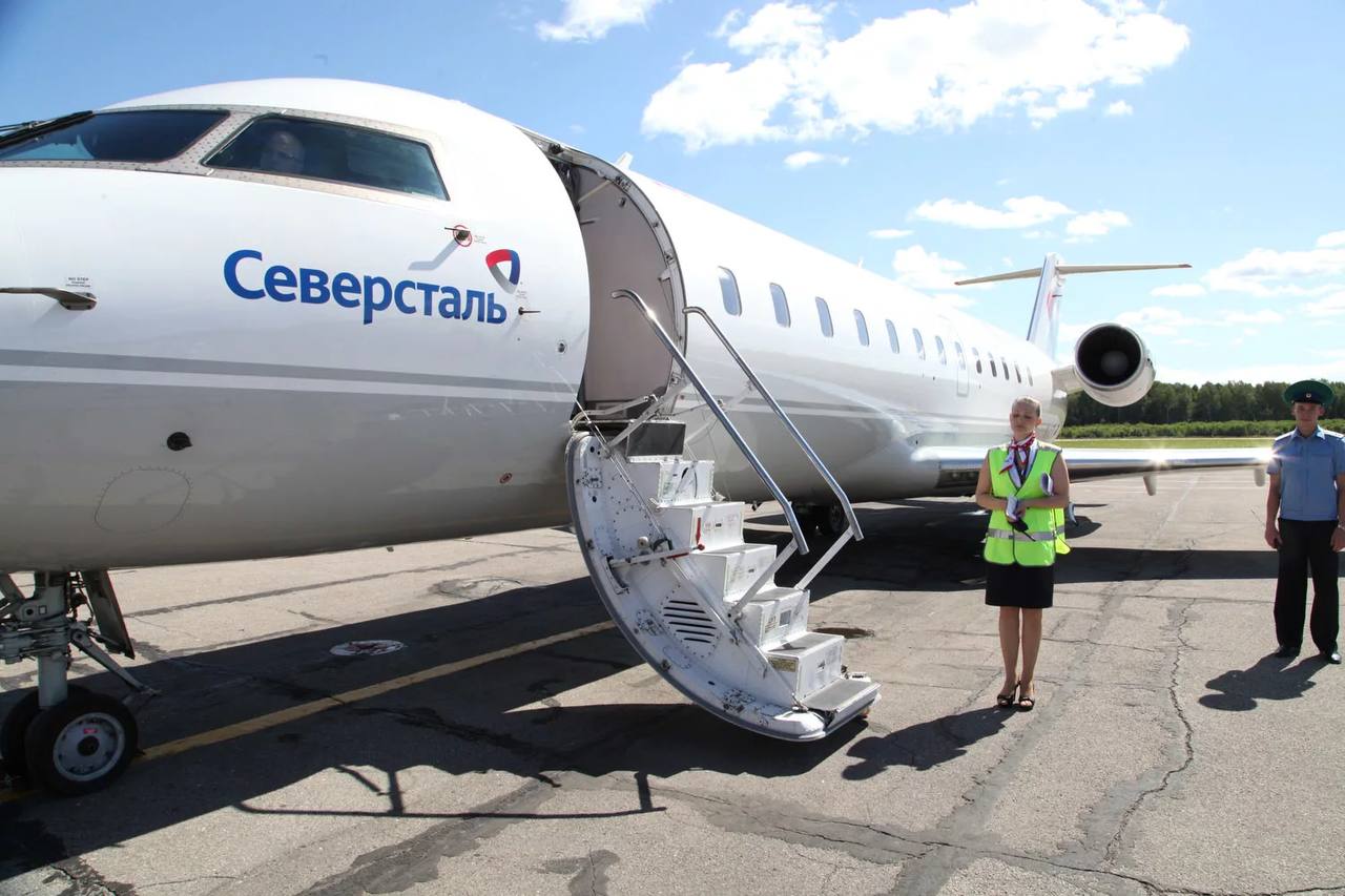 Как закалилась «Северсталь». Редкие моменты, когда реакция коммуниста, депутата законодательного собрания Александра Морозова вызывает одобрение общественности. Коммунист протестует по поводу налоговых льгот для авиакомпании «Северсталь». Из-за лояльного отношения к перевозчику региональной власти, бюджет области лишится десятков миллионов, так нужных в сложное время, рублей. Такие же льготы отведены и «Вологодскому авиа предприятию», но оно государственное и перевозит людей часто по себестоимости. То, что авиакомпания «Северсталь» до сих пор находится в собственности олигарха означает, что она прибыльная. Можно с уверенностью заявить, что компания эта имеет высокий доход. Значит, налоги эти платить вполне себе может. Коммунист Александр Морозов прав. Аргументы очень простые - дороговизна билетов, отмена программ лояльности, которые ранее были весьма востребованы у пассажиров. Отдадим должное экономическим талантам владельца заводов, газет, пароходов и даже самолетов Алексея Мордашова. Долгие годы закалялась «Северсталь» не только в экономике, но и в политике. Выжать все соки из производства безо всякой социальной ответственности решил Алексей Мордашов и отказался от непрофильных активов. Зачем содержать то, что деньги не приносит. При поддержке прикормленных чиновников, поставленных губернаторов, мэров и депутатов, «Северсталь» безболезненно избавилась от дворца культуры, аквапарка, спортивных центров и даже детских лагерей. С помощью откровенного шантажа власти и народа, который должен задницу олигарха целовать из-за того, что он находится в Вологодской области и здесь платит налоги, обеспечивает работой местное население, а не уходит в более привлекательные гавани, «Северсталь» передала содержание своих социальных объектов на баланс города и области, при этом не меняя их названия. Но, времена изменились. Если раньше город Череповец жил хорошо, когда дымила «Северсталь». На комбинате и около него работало более 50 тысяч человек, то сегодня их места заняли мигранты, а в следствии предела активов, сегодня число рабочих мест вовсе сократилось в десятки раз. При этом налоговые послабления все еще существуют и обеспечивают олигарху с его командой роскошную жизнь.