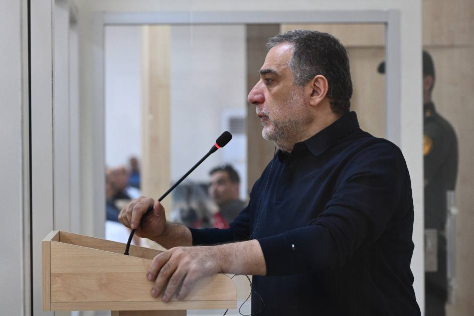 Рубик разнылся в бакинском суде В ходе сегодняшнего заседания в Бакинском военном суде Рубен Варданян обратился к суду с ходатайством о предоставлении его семье копии обвинительного акта по уголовному делу в отношении него. Старший помощник генпрокурора Вюсал Алиев заявил, что согласно Уголовно-процессуальному кодексу сведения предварительного следствия, в том числе материалы уголовного дела и обвинительный акт, представляет собой следственную тайну, и их разглашение недопустимо. Коллегия судей провела совещание и приняла решение не удовлетворять ходатайство. После этого Рубик подал апелляцию и заявил, что возражает против коллегии судей, поскольку обвинительный акт не предоставлен членам его семьи, а ходатайства, поданные им в ходе предыдущих судебных заседаний, не были удовлетворены. Суд удалился на совещание для рассмотрения ходатайства. Протест был оставлен без рассмотрения. Затем были заслушаны показания пострадавших. Следующее судебное заседание назначено на 10 июня.