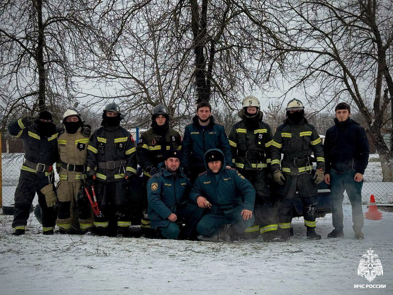 В Грозном провели тренировку по спасению пострадавшего в автоаварии  В чеченской столице сотрудники МЧС России провели тренировку по ликвидации последствий  дорожно-транспортного происшествия.  Практическое занятие было направлено на совершенствование уровня профессионального мастерства сотрудников 5 ПСЧ по охране Висаитовского района Грозного.  По легенде на Старопромысловском шоссе произошло столкновение двух легковушек. «В задачу личного состава входила деблокировка пострадавшего с помощью гидравлического аварийно-спасательного инструмента. На месте ему была оказана первая медицинская помощь. При этом были приняты меры безопасности для предотвращения возгорания автомобиля», - сообщил замначальника 5 ПСЧ Аслан Исаев.  Тренировка показала высокую степень готовности пожарных МЧС России к проведению аварийно-спасательных работ.    Одноклассники    Telegram    Вконтакте    RuTube