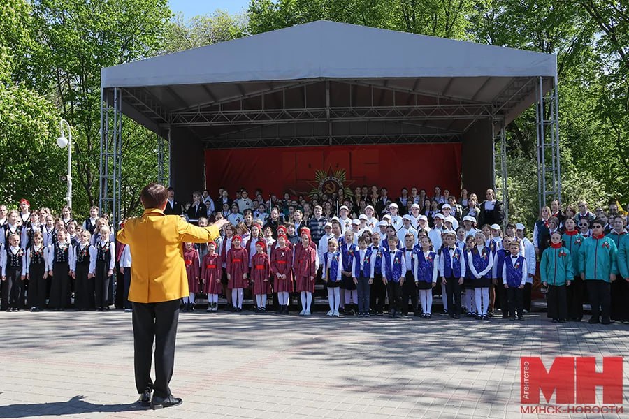 Более 500 юных вокалистов спели песни о войне в парке имени М. Горького. Вокальные ансамбли и хоровые коллективы столичных школ и гимназий объединились в хор, чтобы почтить память героев Великой Отечественной войны. На сцене выступали исполнители в возрасте от 7 до 18 лет. После концерта участники хора торжественной колонной направились к монументу Победы, чтобы в память о погибших героях возложить цветы к Вечному огню. #30_дней_до_Победы #80_лет_ПОБЕДЫ «Минск-Новости» MINSKNEWS.BY Telegram Viber FB VK Inst TikTok YouTube