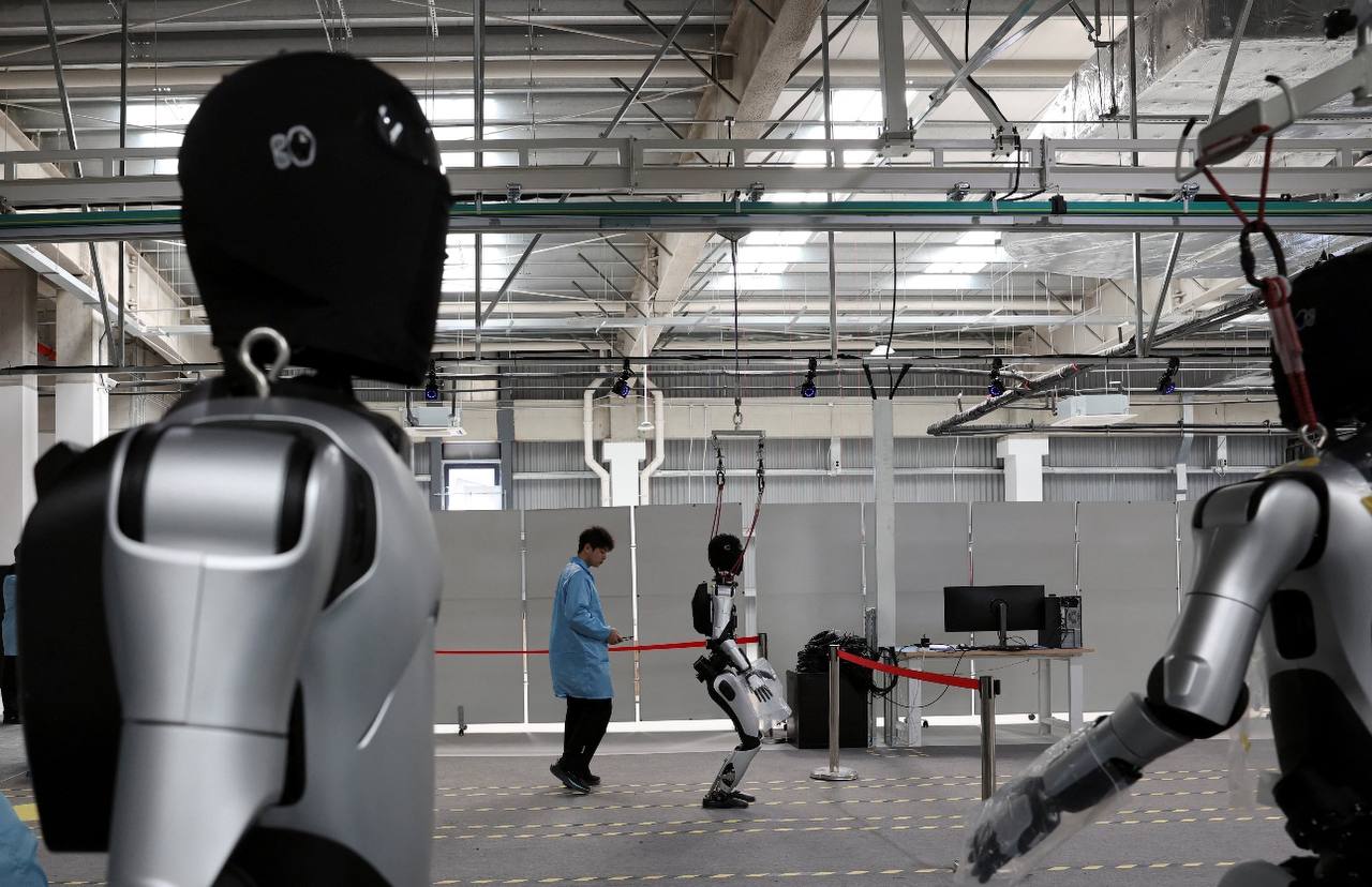 Китайские компании обошли США по поставкам гуманоидных роботов Лидером рынка в 2025 году стала шанхайская компания Agibot которая заняла почти 38 рынка Бренд экспортировал 5 1 тыс гуманоидных роботов за прошлый год Компания Unitree Robotics заняла второе место отгрузив 4 2 тыс роботов Компания UBTech Robotics заняла третье место экспортировав 1 тыс роботов Рост китайских поставок связан с активной господдержкой отрасли низкими издержками производства и быстрым внедрением разработок в промышленности Опережение США по поставкам может укрепить позиции Китая как одного из ключевых мировых центров развития робототехники и искусственного интеллекта Новости Китая ЭКД