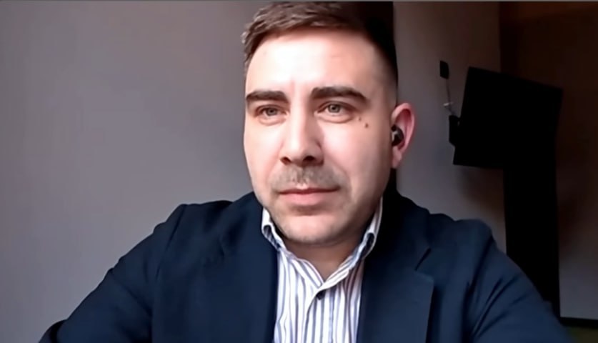 Андрей Ионицэ о встрече Санду с Рубио 28 секунд в коридоре это не дипломатия   Блогер Андрей Ионицэ прокомментировал фотографию с участием президента Майи Санду министра иностранных дел Михая Попшоя и госсекретаря США Марко Рубио сделанную на полях Мюнхенской конференции по безопасности   По его словам так называемая встреча длилась всего 28 секунд и произошла в коридоре Мега встреча между Майей Санду и Марко Рубио возле туалета длилась 28 секунд заявил Ионицэ отметив что американская сторона не опубликовала никаких сообщений о двусторонних переговорах Он подчеркнул что официальная встреча предполагает переговоры за столом и совместные коммюнике чего по его утверждению в данном случае не было Не представляйте встречи в несколько секунд произошедшие в коридоре как достижения внешней политики добавил Ионицэ заявив что реальной двусторонней дискуссии между Санду и Рубио не состоялось Подпишись на primulinmd