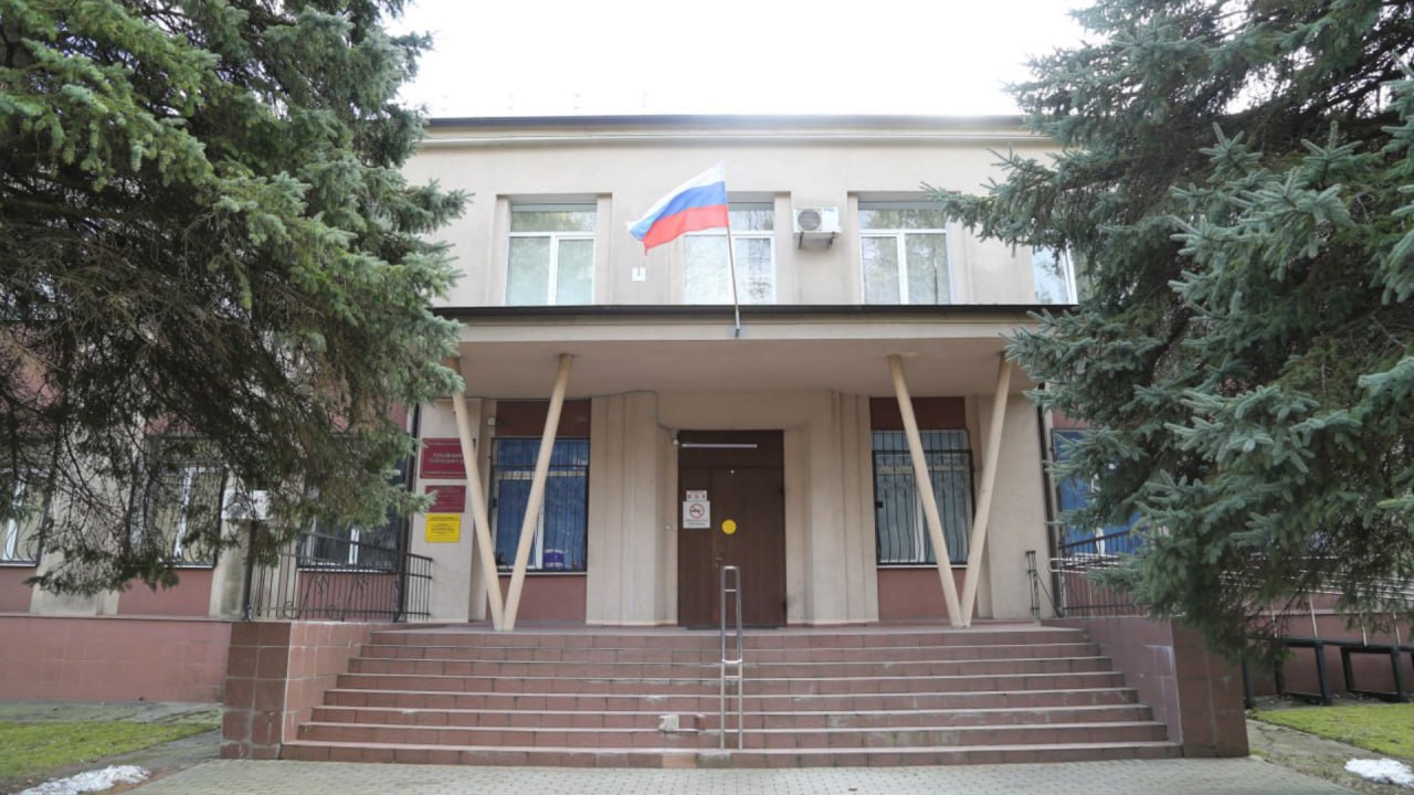  Житель Гурьевского района осужден за преступление против половой неприкосновенности несовершеннолетней. Суд установил, что в июне 2024 года 53- летний подсудимый, находясь в состоянии алкогольного опьянения по месту своего жительства, совершил действия сексуального характера в отношении не достигшей 14-летнего возраста одноклассницы своего пасынка. Несмотря на непризнание своей вины, виновность злоумышленника доказали показаниями потерпевшей, свидетелей, заключениями экспертов и другими исследованными в судебном заседании доказательствами. Калининградский областной суд сообщил, что подсудимому назначено наказание в виде лишения свободы сроком на 12 лет 6 месяцев с отбыванием наказания в исправительной колонии строго режима, с ограничением свободы на срок 1 год. Кроме того, суд взыскал в пользу потерпевшей компенсацию морального вреда в размере 700 000 рублей. Приговор не вступил в законную силу. Фото: Калининградский областной суд