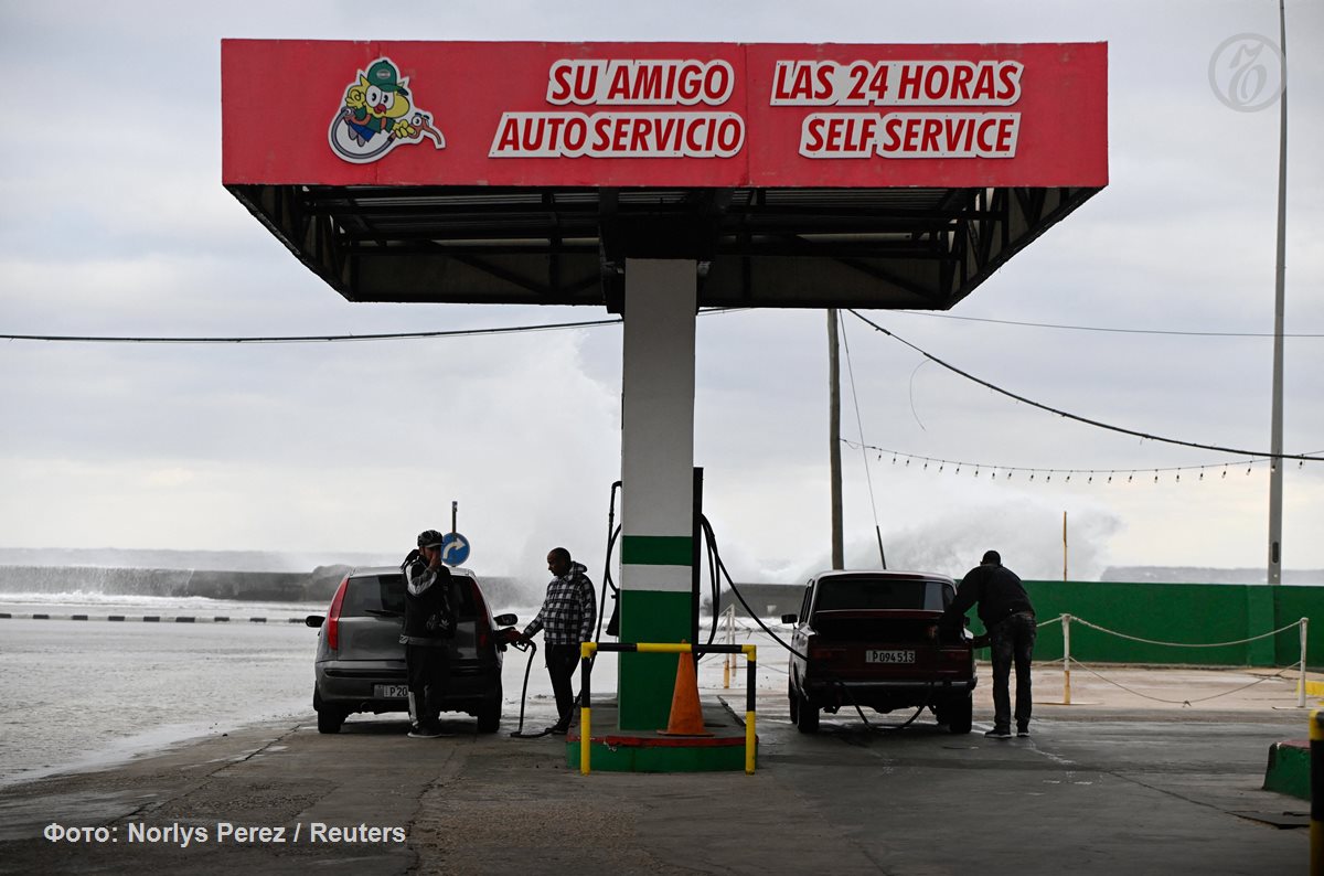 Запасов нефти на Кубе при нынешнем уровне потребления и производства хватит на 15 20 дней Об этом пишет Financial Times со ссылкой на данные платформы Kpler По данным Kpler с начала года поставки нефти на Кубу составили лишь 84 9 тыс баррелей Это соответствует примерно 3 тыс баррелей в день против среднего показателя в 37 тыс баррелей в день в 2025 году Запасы нефти в стране составляют примерно 460 тыс баррелей FT пишет что если поставки не возобновятся Кубе скорее всего придется вводить жесткое нормирование на подачу электроэнергии Уже сейчас в стране наблюдаются регулярные отключения электричества Подписывайтесь на Ъ Оставляйте бусты