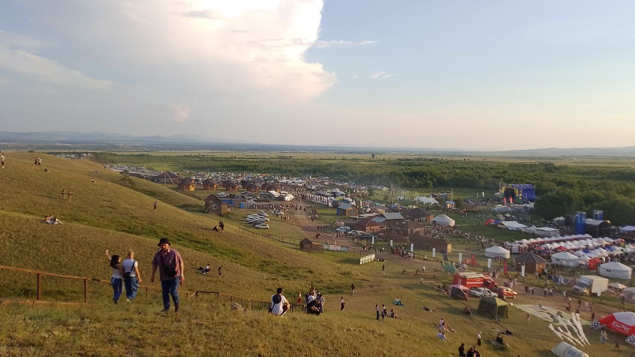 Сегодня в поселке Ацагат посреди степи открылся грандиозный музыкальный фестиваль "Голос кочевников". По прогнозам организаторов, мероприятие посетят 24 тысячи человек со всех уголков России. В фестивале принимают участие коллективы из Бурятии, Иркутской области, Монголии, Москвы и Питера. Они играют музыку в жанре рок, фолк, электроника, пост-панк, инди-музыка. На сцене зажгут такие знаменитости, как Максим, Дельфин, Хаски и Feduk. Гости делятся впечатлениями о первом дне фестиваля. IrkutskMedia Прислать новость