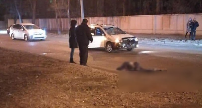 Благовещенец сбивший насмерть подростка на ул Мухина получил 3 5 года колонии поселения Благовещенский городской суд рассмотрел уголовное дело в отношении несудимого автомобилиста Его обвиняли в нарушении ПДД что привело к смерти человека Вечером 8 декабря 2020 года на ул Мухина мужчина управляя Toyota Corolla Fielder сбил 16 летнего подростка переходившего дорогу От полученных травм юноша скончался на месте Суд установил что автомобилист ехал со скоростью 66 км ч превышая допустимые для движения в городе 60 км ч Водитель не избежал наезда т к нарушил скоростной режим Благовещенец с этим не согласился он вины не признал и заявил что дорога в месте ДТП неровная а перед наездом на подростка его ослепил светом фар встречный автомобиль Но экспертиза и следственный эксперимент опровергли его слова Также вину доказали записи с видеорегистратора показания свидетелей и заключения автоэкспертов Автомобилиста приговорили к 3 5 года колонии поселения Также он на 2 5 года лишен права управлять транспортными средствами Гражданский иск по делу не был заявлен Скриншот kriminal blg Portal2x2   Реклама