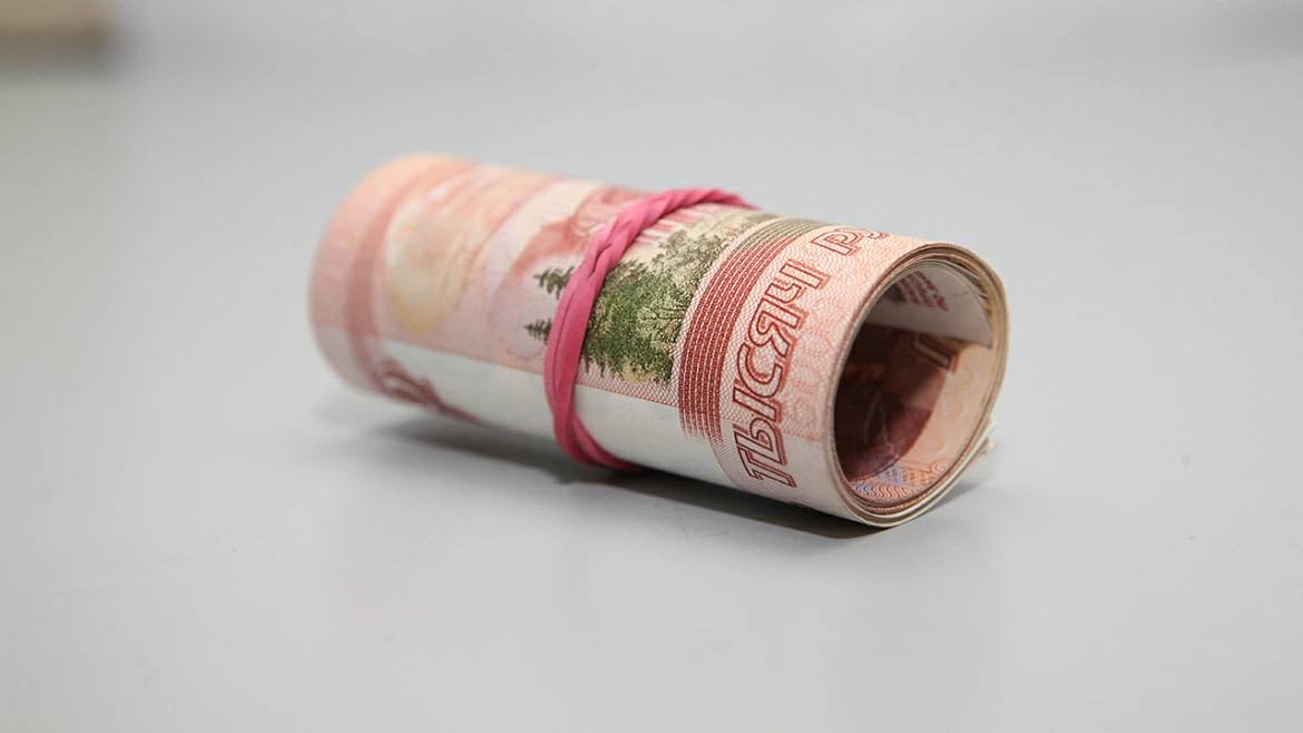 МВД Медиа: Во Владикавказе торговый агент мясной компании уличён полицией в присвоении более чем 1,3 млн рублей  АВТОР: Пресс-служба МВД по Республике Северная Осетия – Алания    В полицию за помощью обратился руководитель организации из Моздокского района Северной Осетии, занимающейся производством мясной продукции. Мужчина рассказал, что в ходе ревизии была выявлена нехватка свыше миллиона рублей на расчётных счетах.    Сотрудники отдела экономической безопасности и противодействия коррупции УМВД России по г. Владикавказу провели комплекс оперативно-розыскных мероприятий, в ходе которых по подозрению в присвоении денежных средств задержали торгового агента отдела сбыта предприятия – 36-летнего жителя селения Ногир Пригородного района республики.    Установлено, что в период с сентября 2023 года по январь 2024 года злоумышленник получал в торговых точках города Владикавказа оплату за поставленные продовольственные товары. Часть этих денег он попросту присваивал себе, внося в кассу организации меньшие суммы. Таким образом подозреваемый похитил 1 млн 326 тысяч рублей и потратил их на личные нужды.    Старшим следователем отдела по расследованию преступлений в сфере экономики СУ УМВД России по г. Владикавказу возбуждено уголовное дело по признакам преступления, предусмотренного ч. 4 ст. 160 Уголовного кодекса Российской Федерации. Фигуранту избрана мера процессуального принуждения в виде обязательства о явке.