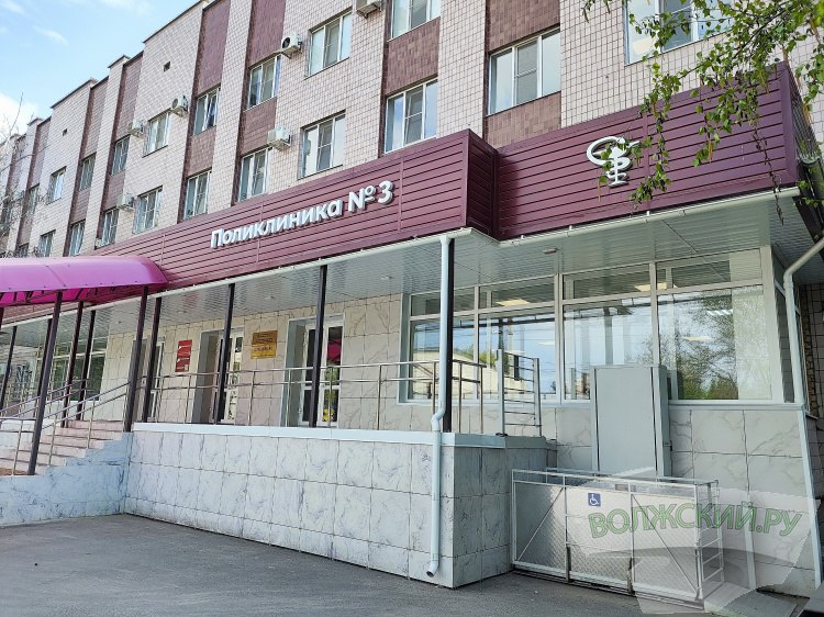 Медучреждения Волгоградской области готовятся перейти на особый режим В Волгоградской области медицинские учреждения будут работать в особом режиме в праздничные дни. Как рассказали Волжский.ру в комитете здравоохранения, с 11 по 16 июня кабинеты и отделений неотложной помощи, а также отделения для оказания помощи больным с инфекционными заболеваниями будут работать ежедневно. В Волгограде и Волжском пациентов будут принимать с 8.00 до 15.00 часов, а в районах области – с 8.00 до 12.00 часов. Травматологические пункты и службы скорой помощи продолжат работать круглосуточно. Подробнее на Волжский.ру: #ВолжскийРу #волжский #vlz