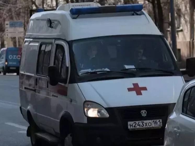 Пострадавшую после атаки БПЛА сотрудницу ж/д станции в Каменске отвезли в Ростов  Пострадавшую после атаки БПЛА сотрудницу ж/д станции в Каменске отвезли в Ростов. Об этом сообщил врио губернатор Ростовской области Юрий Слюсарь.  Женщина работающая на железнодорожной станции в Каменске ранило осколком дрона. Пострадавшую госпитализировали в больницу Каменска. Ее состоянии оценивалось средней степени тяжести. У 65-летней Ирины Ч были осколочные ранения.  Позже перевезли в клинику донской столицы. Жизни женщины ничего не угрожает.    Подписаться на "Новости Ростова"    Прислать новость