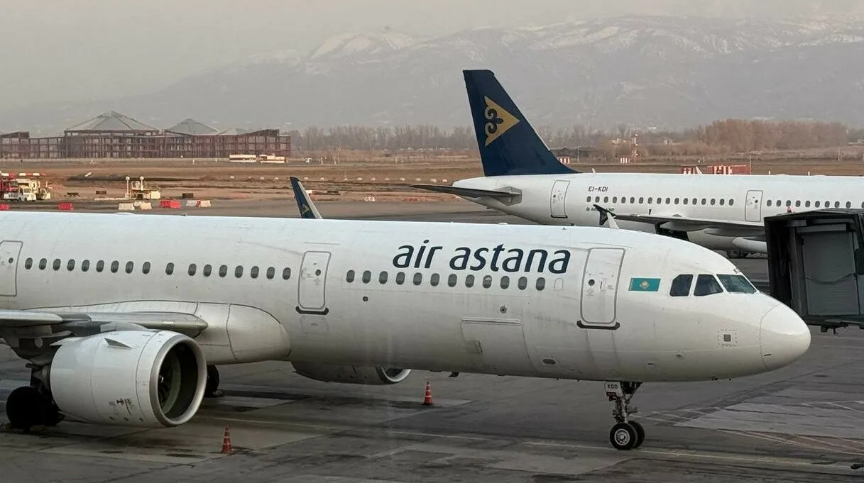 Air Astana продлила отмену рейсов в Дубай до 31 мая Пассажирам отмененных рейсов Air Astana в Дубай обещают полный возврат или бесплатное перебронирование до 31 июля передает ArbatMedia Авиакомпания сообщила что приостанавливает полеты по этому направлению до 31 мая включительно Решение связано с запретом Авиационной администрации Казахстана на выполнение рейсов над рядом стран Ближнего Востока из за нестабильной геополитической ситуации Тем чьи вылеты отменены помимо возврата без штрафов и переноса на другие даты доступен вариант изменения маршрута с доплатой разницы в тарифе Ранее об отмене рейсов в Дубай из Актау также объявил лоукостер FlyArystan ограничения действуют до 29 августа В МИД Казахстана по прежнему рекомендуют гражданам воздержаться от поездок в ближневосточный регион Прислать новость