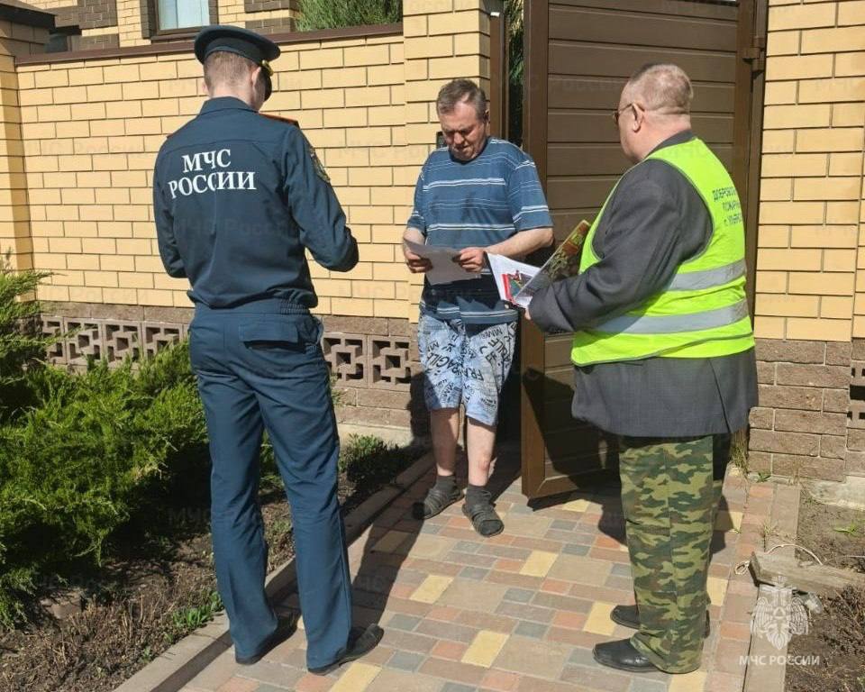 Осведомленность - ключ к безопасности В ходе рейдов сотрудники МЧС России, специалисты Управления гражданской защиты города Ульяновска, представители районных администраций и добровольные пожарные проводят профилактические беседы с владельцами частных жилых домов, обсуждая потенциальные риски и способы их минимизации. Жителям разъясняют основные правила, касающиеся правильного использования обогревателей и печей, а также безопасного обращения с огнем в быту. Домовладельцам вручают памятки, содержащие важную информацию о мерах предосторожности и действиях в случае возникновения пожара. Ульяновцам также напомнили о том, что в регионе действует особый противопожарный режим, в соответствии с которым запрещается разведение костров и проведение пожароопасных работ, выжигание травы, а также посещение гражданами лесов.