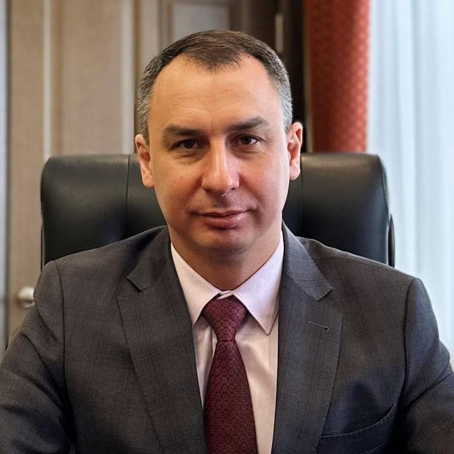 Глава управления Росимущества по Татарстану Альберт Хайрутдинов попал под увольнение После внутренней проверки в работе Межтерриториального управления Росимущества в Татарстане и Ульяновской области были выявлены серьезные недостатки На должность врио будет назначен заместитель Росимущества по РТ и Ульяновской области Марат Ситдиков Альберт Хайрутдинов руководил управлением с 2018 года сменив на этом месте Гульнару Сергееву С 2009 по 2018 год он занимал должность заместителя руководителя Росреестра по Татарстану В 2010 году Хайрутдинову присвоили звание Заслуженный юрист РТ В 2011 году он был награжден почетной грамотой города Казани а в 2014 году получил благодарность от президента РТ за его значительный вклад в развитие системы государственной регистрации прав на недвижимость и сделок с ней KazanFirst   в бот