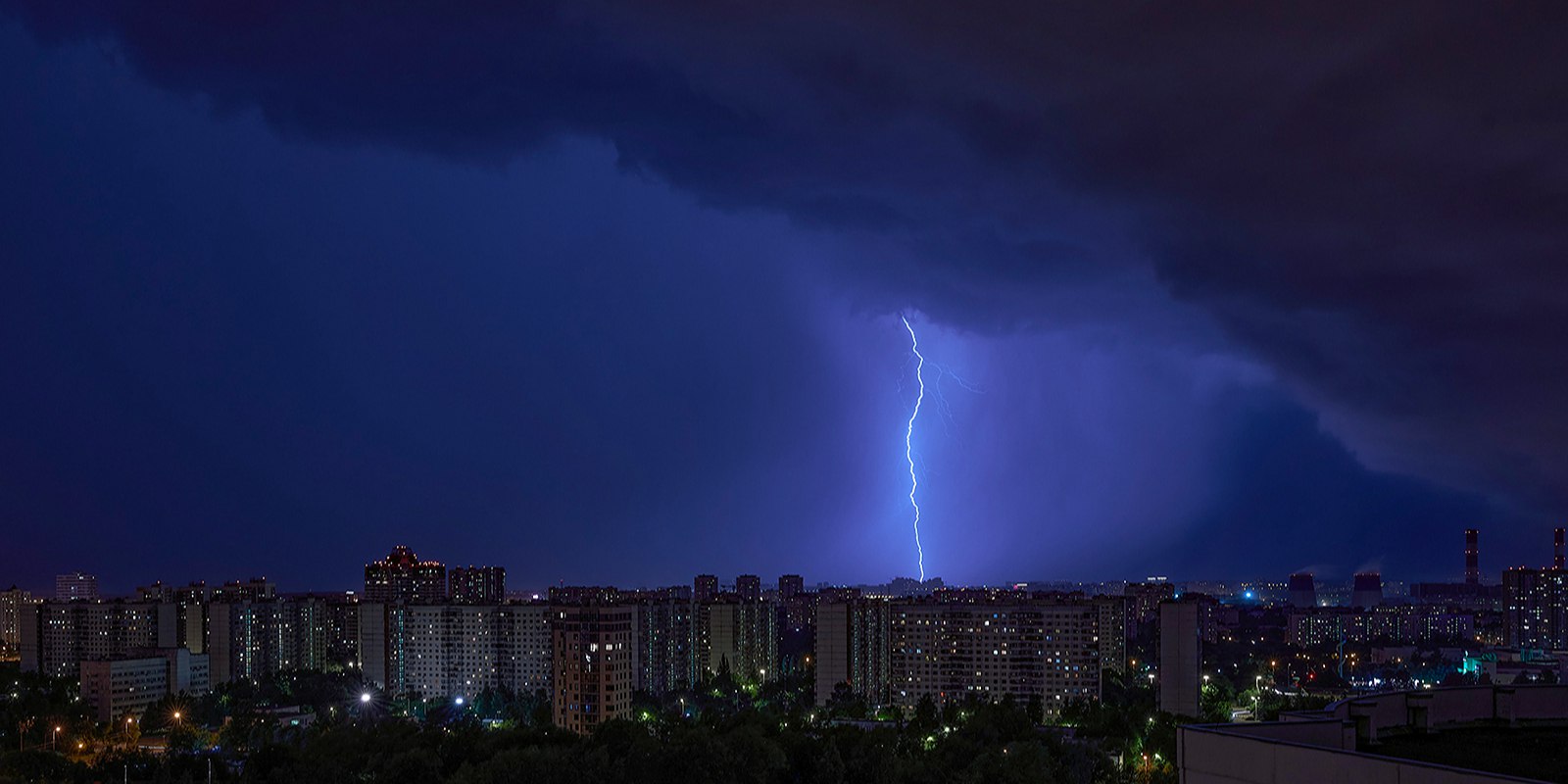 Сотрудники МЧС ликвидируют последствия непогоды в Подмосковье В Московском регионе сотрудники Министерства чрезвычайных ситуаций ликвидируют последствия стихии. Об этом сообщает портал ТАСС со ссылкой на Telegram-канал ГУ МЧС по региону. Пресс-служба уведомляет, что из-за непогоды в ряде районов столичной области зафиксированы случаи падения деревьев и перебои в электроснабжении. В настоящий момент сотрудники МЧС занимаются устранением последствий, включая распиловку и уборку поваленных деревьев.…