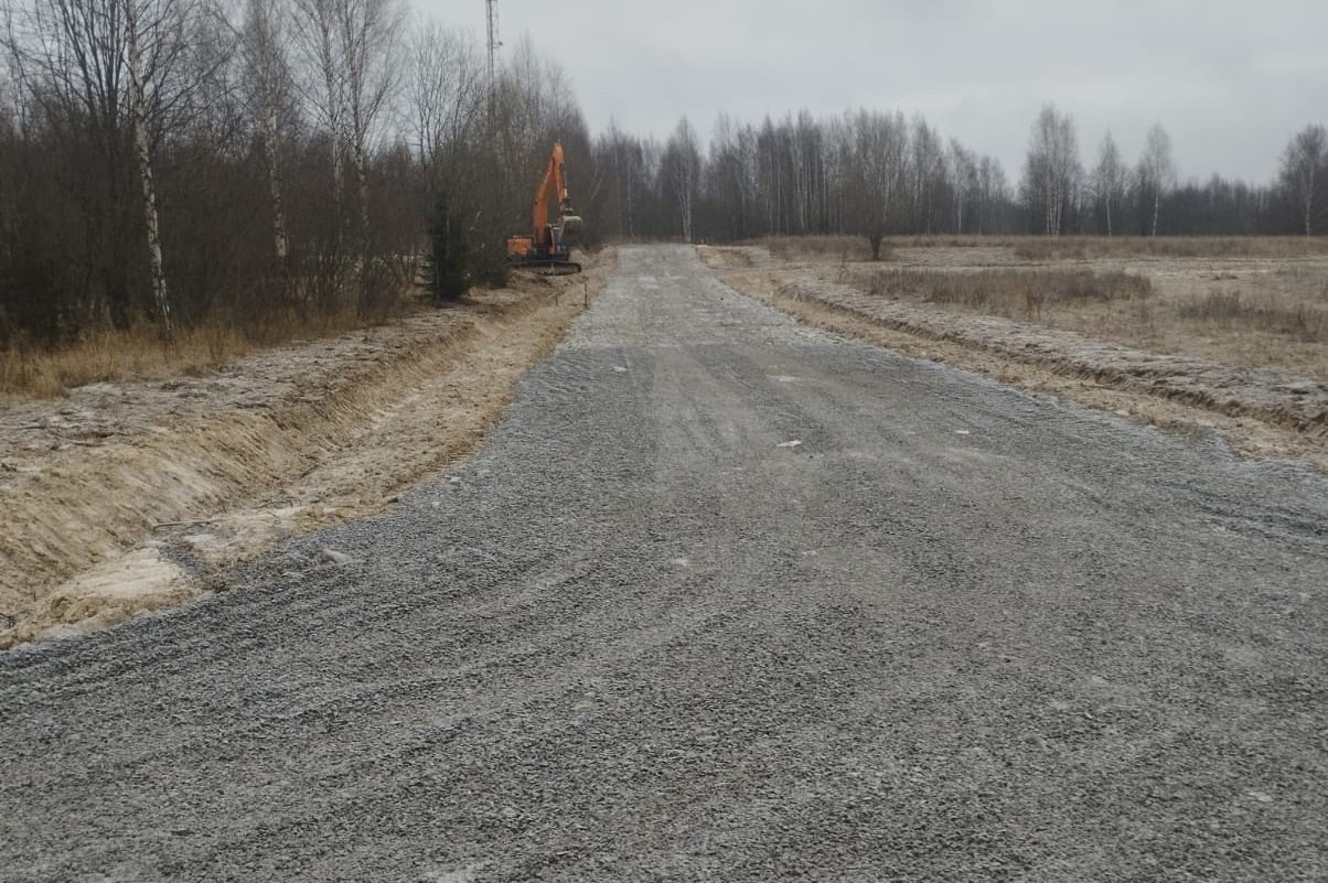 В Череповецком районе обустраивают 2 км дорог к участкам многодетных семей  Работы по строительству новых дорог к земельным участкам многодетных семей проводят в деревне Сурково Югского поселения.   Дорожники уже выполнили разрубку растительности, планировку и отсыпку дороги с послойным уплотнением, а также оканавливание. Закончить работы планируется до конца ноября этого года.  «Всего на территории сформировано 44 земельных участка для многодетных семей, - пояснил руководитель администрации Череповецкого района Роман Маслов. - В этом году при поддержке губернатора Георгия Филимонова в программу строительства подъездных дорог к участкам, выданным многодетным семьям, попали пять населенных пунктов нашего района: Яганово, Абаканово, Бурцево, Сурково и Шулма».