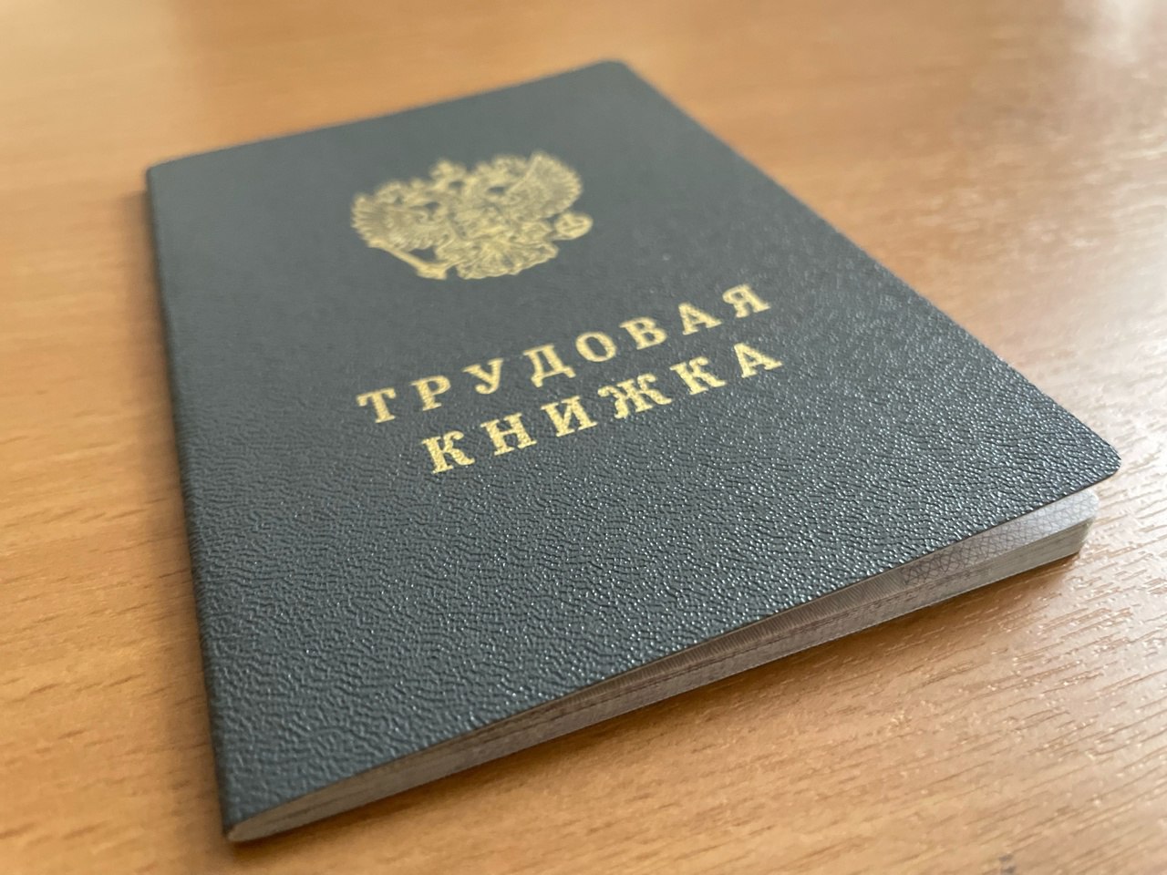 В Курской области назвали вакансии с самыми высокими зарплатами Наибольший заработок — до 240 тысяч рублей до вычета налогов — предлагают программисту-аналитику 1С. Соискателю необходим опыт программирования не менее 3 лет, знание платформы 1С версии 8.3 и основ бухгалтерского учёта. На втором месте — стоматолог с заработной платой от 200 тысяч рублей на руки. Для трудоустройства нужны высшее медицинское образование по направлению «Стоматология», наличие сертификата и аккредитации, а также опыт работы стоматологом или ассистентом врача. Третье место заняла вакансия руководителя проектов с зарплатой от 130 тысяч рублей на руки. Курская Telega / Прислать новость