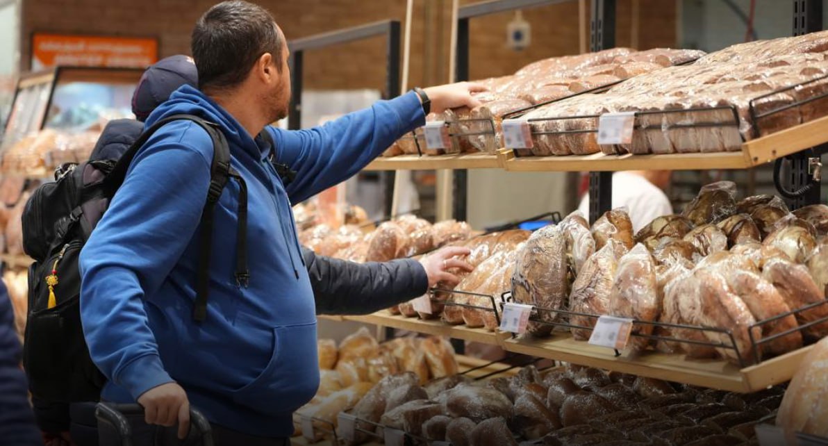 Уловки магазинов с девятком яиц и неполным литром молока ежегодно лишают россиян около 1 трлн рублей утверждают в Союзе потребителей РФ По оценке организации люди теряют деньги из за того что производители и торговые сети не указывают полную цену товаров В обращении направленном в правительство общественники предлагают обязать магазины указывать стоимость продукции в пересчете на стандартизированную единицу измерения например за килограмм литр или десяток Ранее с аналогичной инициативой депутаты Госдумы обращались в Минпромторг jkinvest news jkinvest