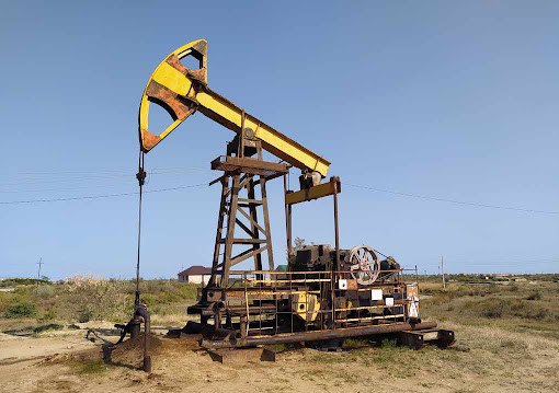 Сотрудник Росреестра «нарисовал» нефтяную скважину и смог присвоить земельный участок стоимостью 16,5 млн рублей. За это его арестовали на 16 суток.  Об этом сообщают специализированные ресурсы.  Советский районный суд Махачкалы поступило ходатайство следствия об избрании меры пресечения бывшему сотруднику Росреестра, которого подозревают во внесении в единый государственный реестр заведомо недостоверных сведений  ч. 3 ст. 285.3 УК РФ .  Материалы, представленные в суд, гласят, что в 2021 году подозреваемый, вместе с другими обвиняемыми по делу и другими неустановленными лицами, решили присвоить земельный участок, находящийся в собственности Российской Федерации.  Для того, чтобы присвоить федеральную землю стоимостью более 16,5 млн рублей, они пошли на любопытный трюк:  1   Внесли в ЕГРН сведения, будто бы на этом земельном участке находится нефтяная скважина.  2   После этого незаконного шага они совершили ещё один – незаконно заключили договор аренды этой нефтяной скважины. 3   После оформления договора купли-продажи скважины и договора уступки прав требования по договору аренды земельного участка, арендуемый земельный участок был выкуплен.   «Таким образом, обвиняемые и подозреваемый по делу незаконно приобрели право собственности на земельный участок», — говорится в материалах следствия.    В этом деле любопытен не только трюк с «нарисованной» нефтяной скважиной, но и то, что суд избрал подозреваемому меру пресечения в виде заключения под стражу на 16 суток  по 15.08.2025 г. , а не на месяц, как это обычно делается.  Подписаться на "Черновик" 2.0    Обратная связь: